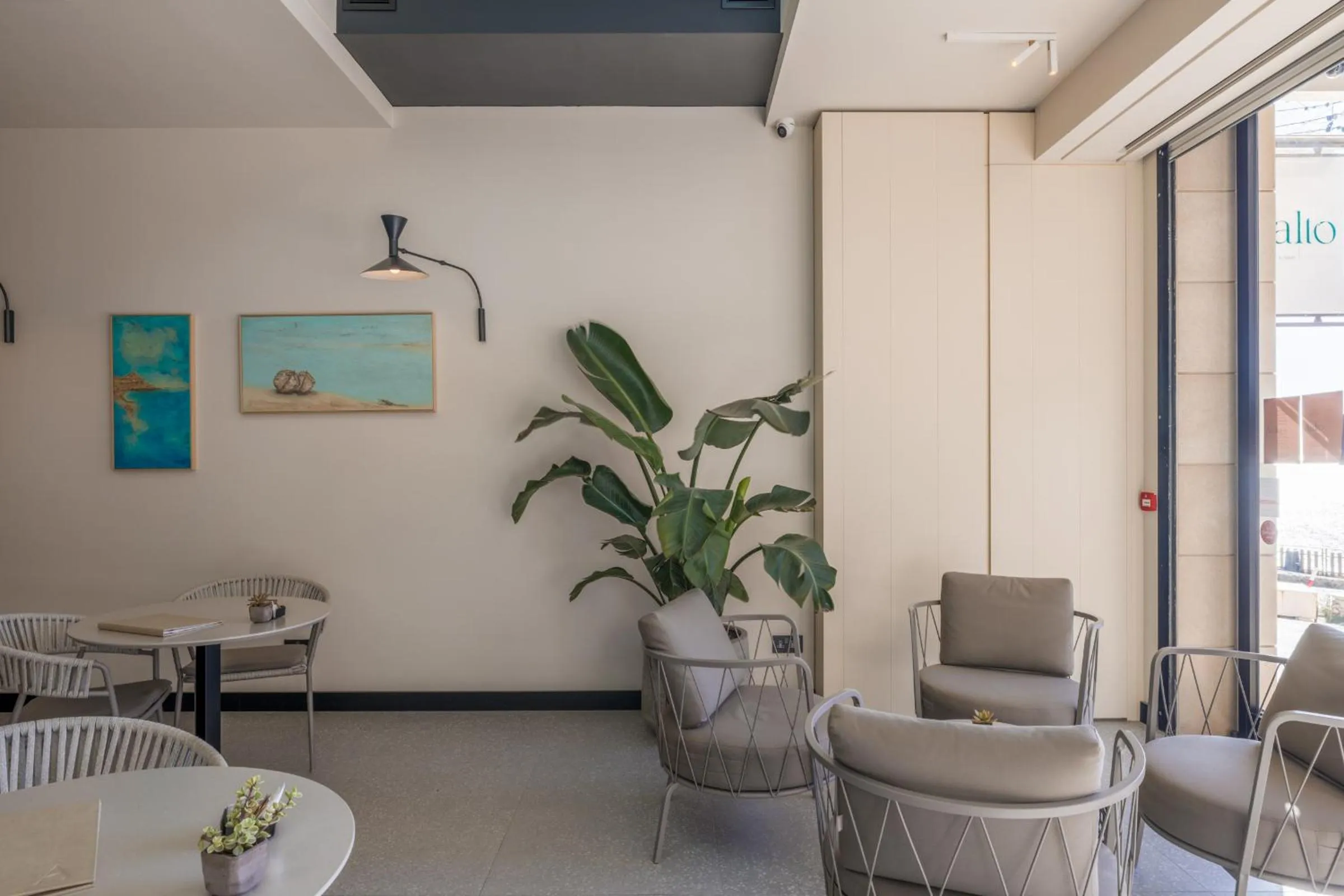 Restaurant/places to eat in Deep Blu Boutique Hotel