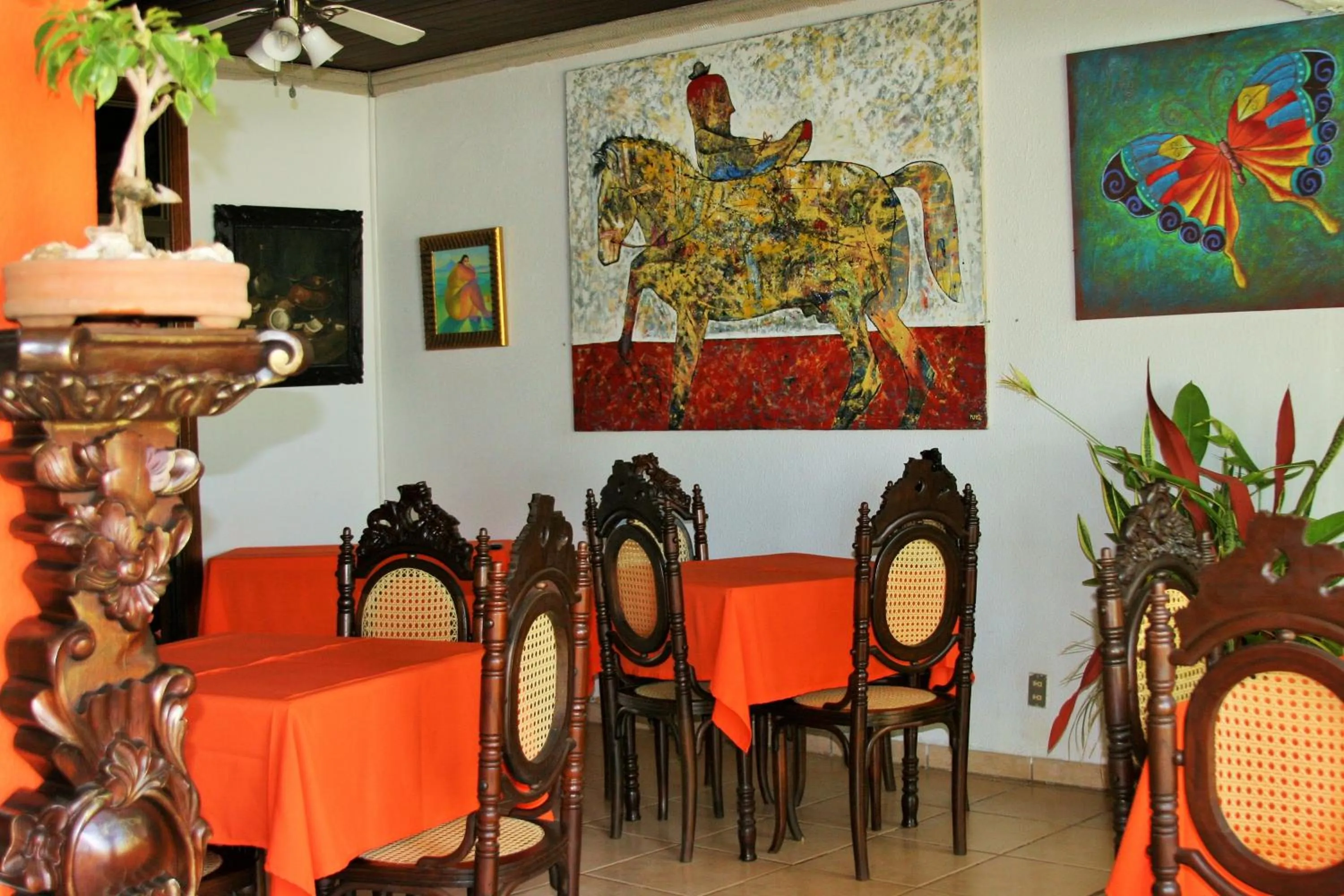 Restaurant/places to eat in La Posada del Arcangel