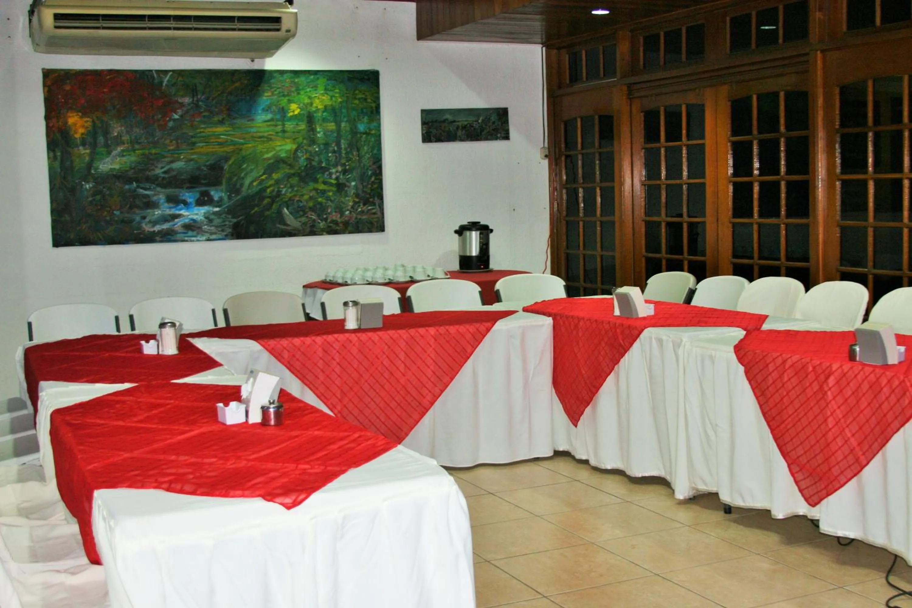 Business facilities in La Posada del Arcangel