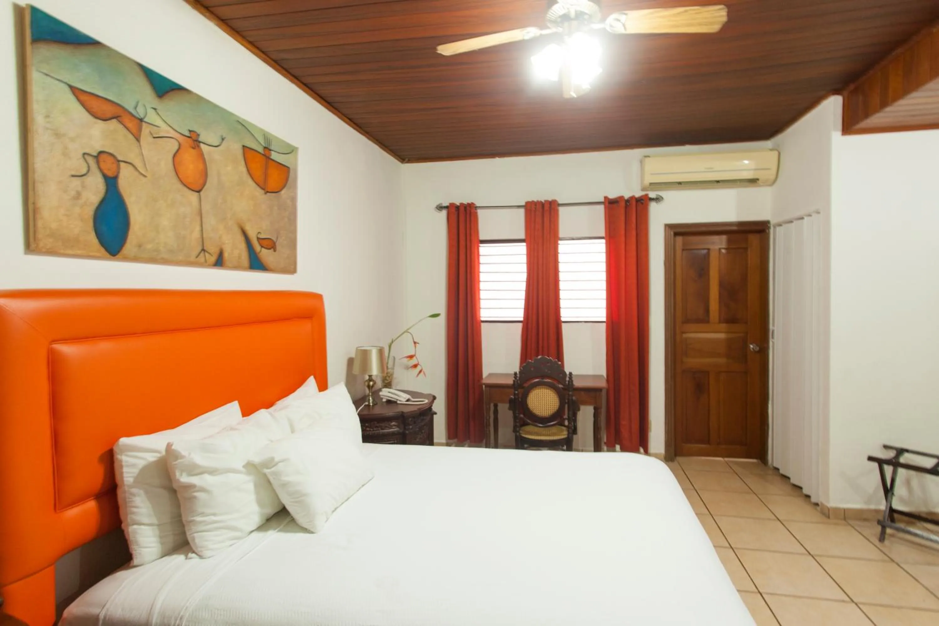 Photo of the whole room, Bed in La Posada del Arcangel