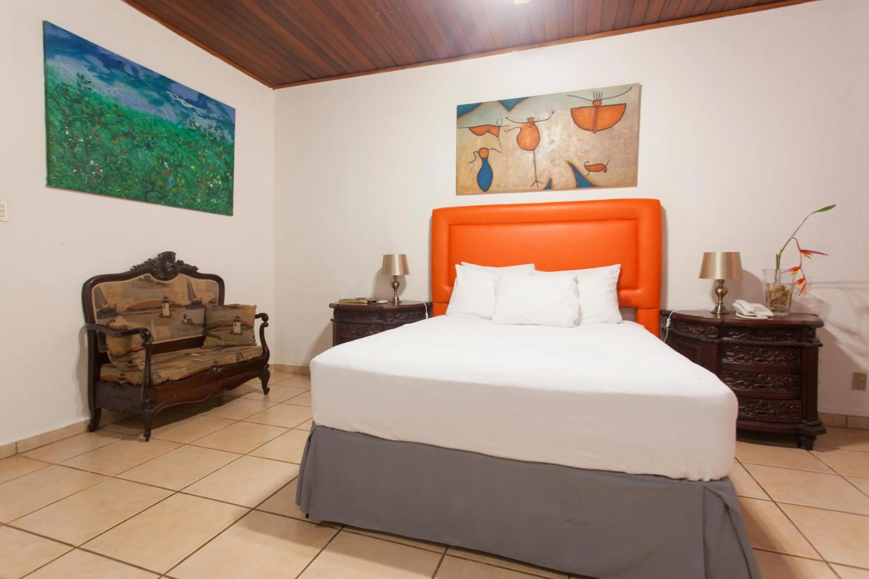 Photo of the whole room, Bed in La Posada del Arcangel