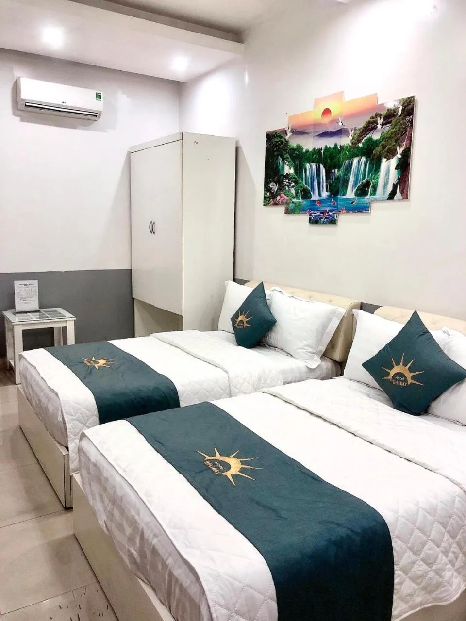 Photo of the whole room, Bed in Holiday Hotel 2