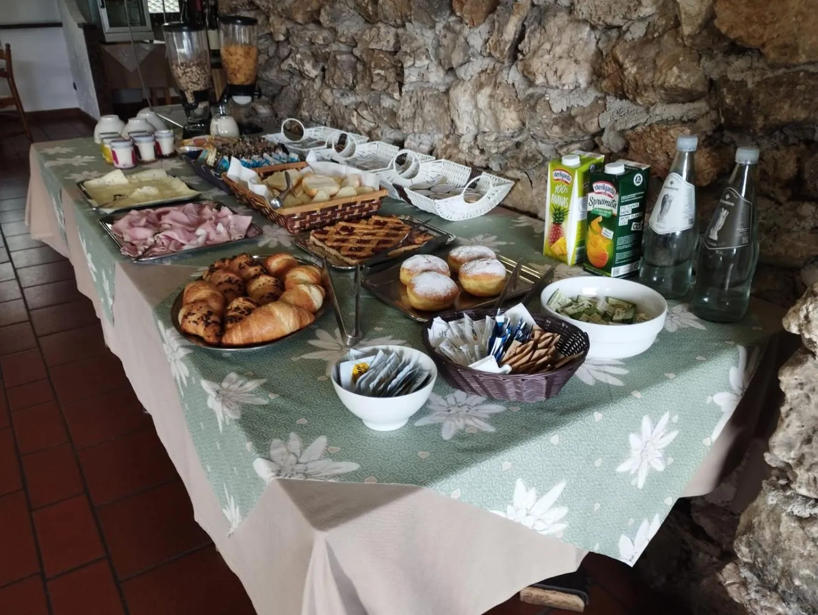 Buffet breakfast in Hotel Ristorante La Baitina