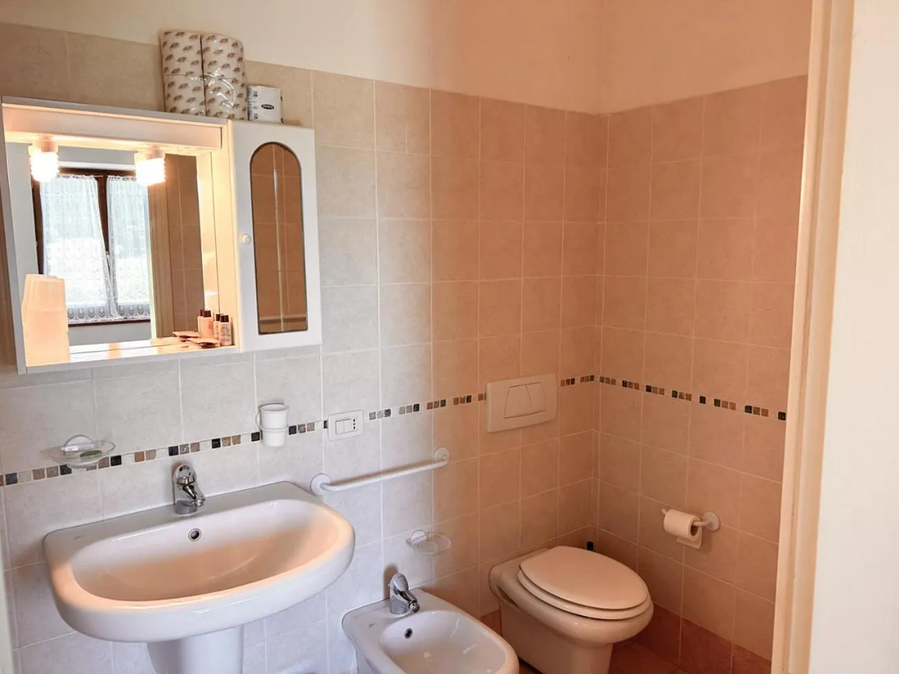 Toilet in Hotel Ristorante La Baitina