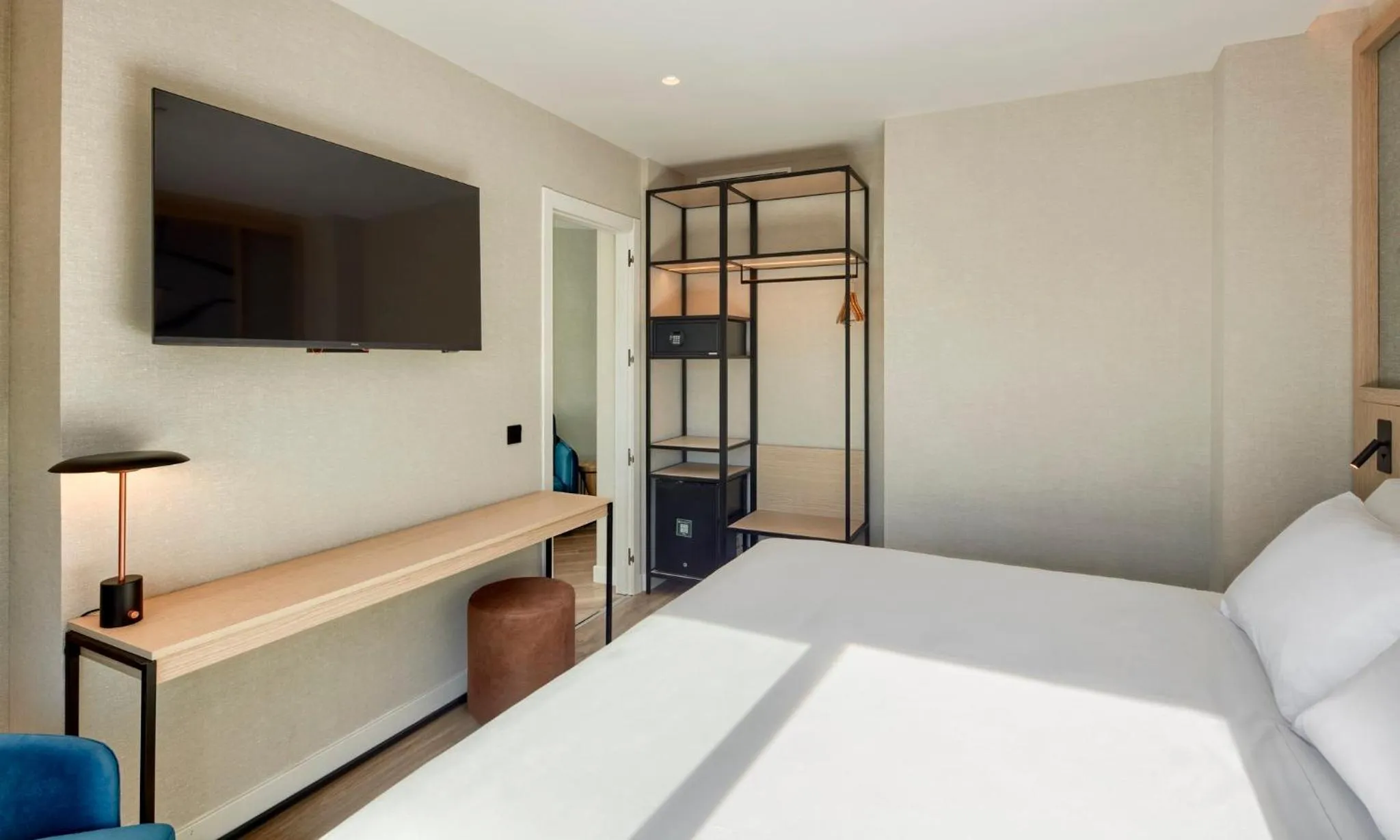 Photo of the whole room, Bed in Sercotel Rosaleda Málaga