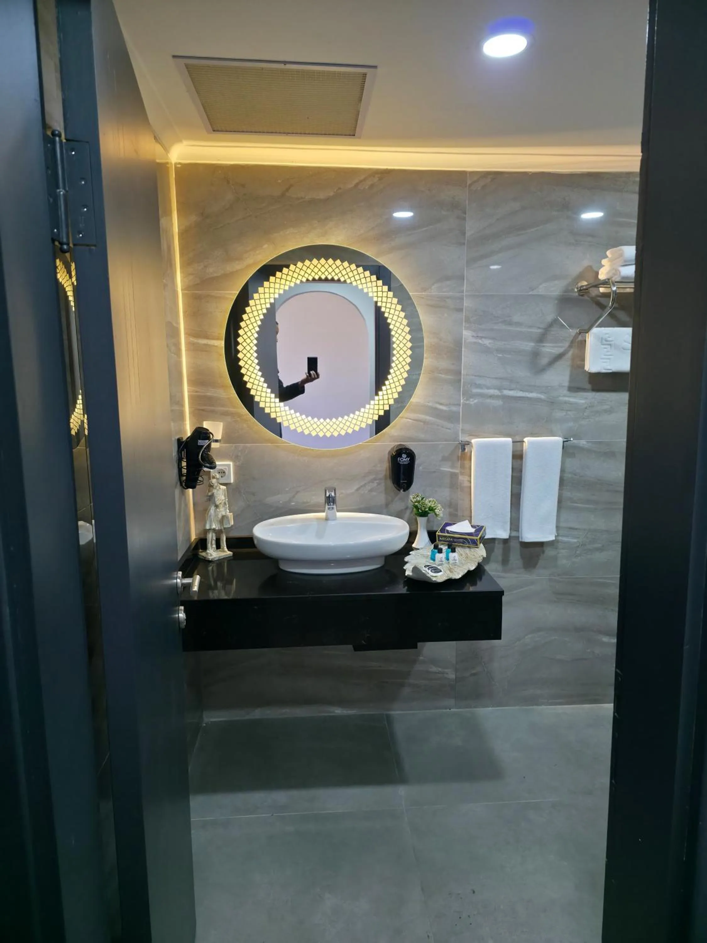 Toilet in Gardan Hotel