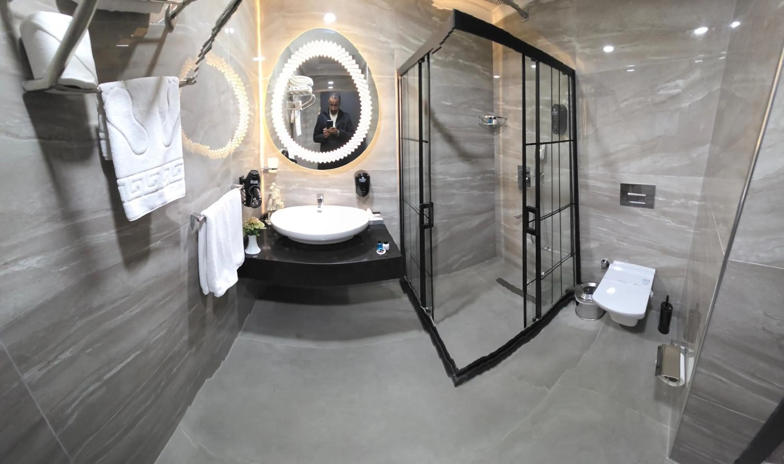 Bathroom in Gardan Hotel