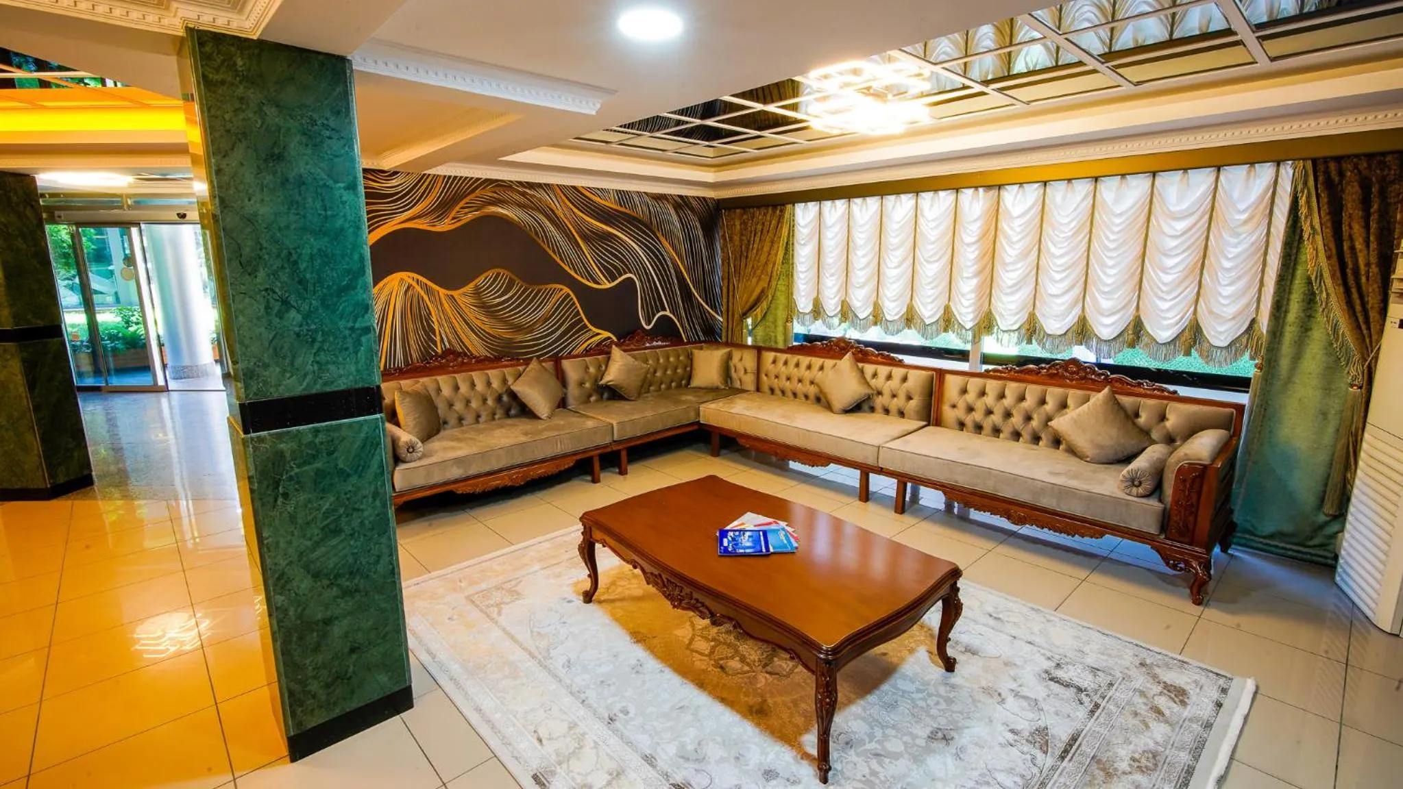 Communal lounge/ TV room in Gardan Hotel
