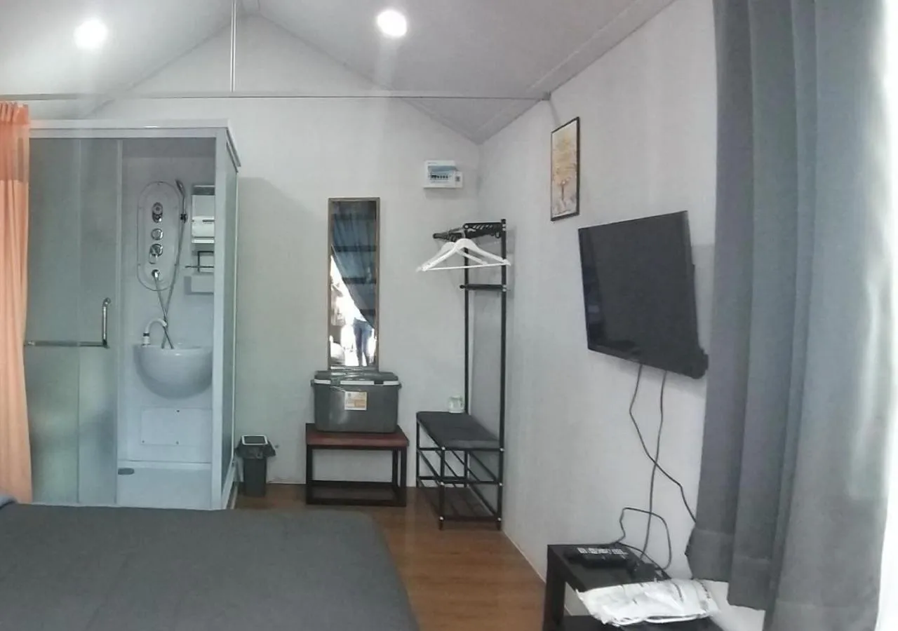 Shower, Bed in Hi Creek Resort