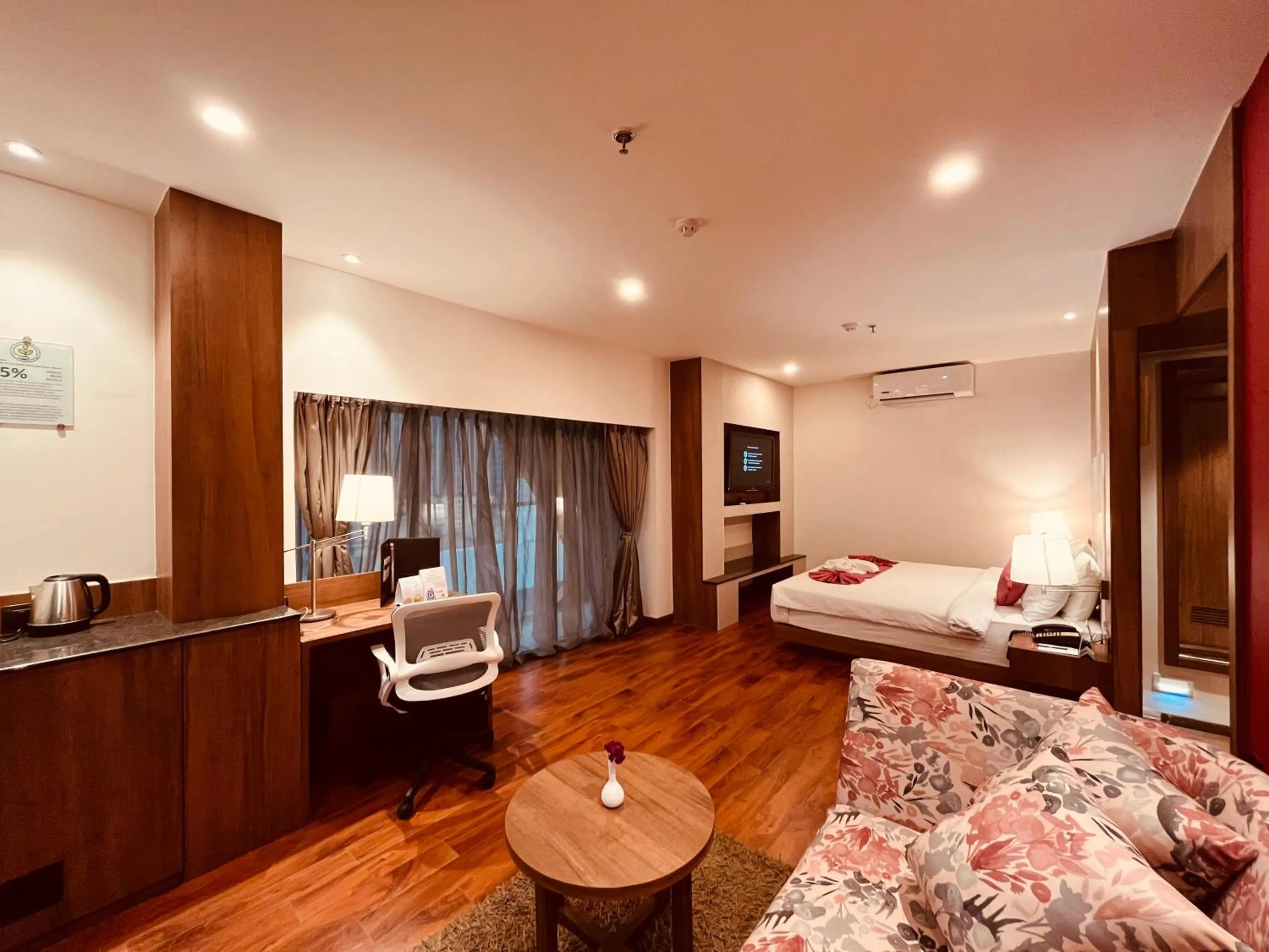 View (from property/room), Bed in Hotel Senses