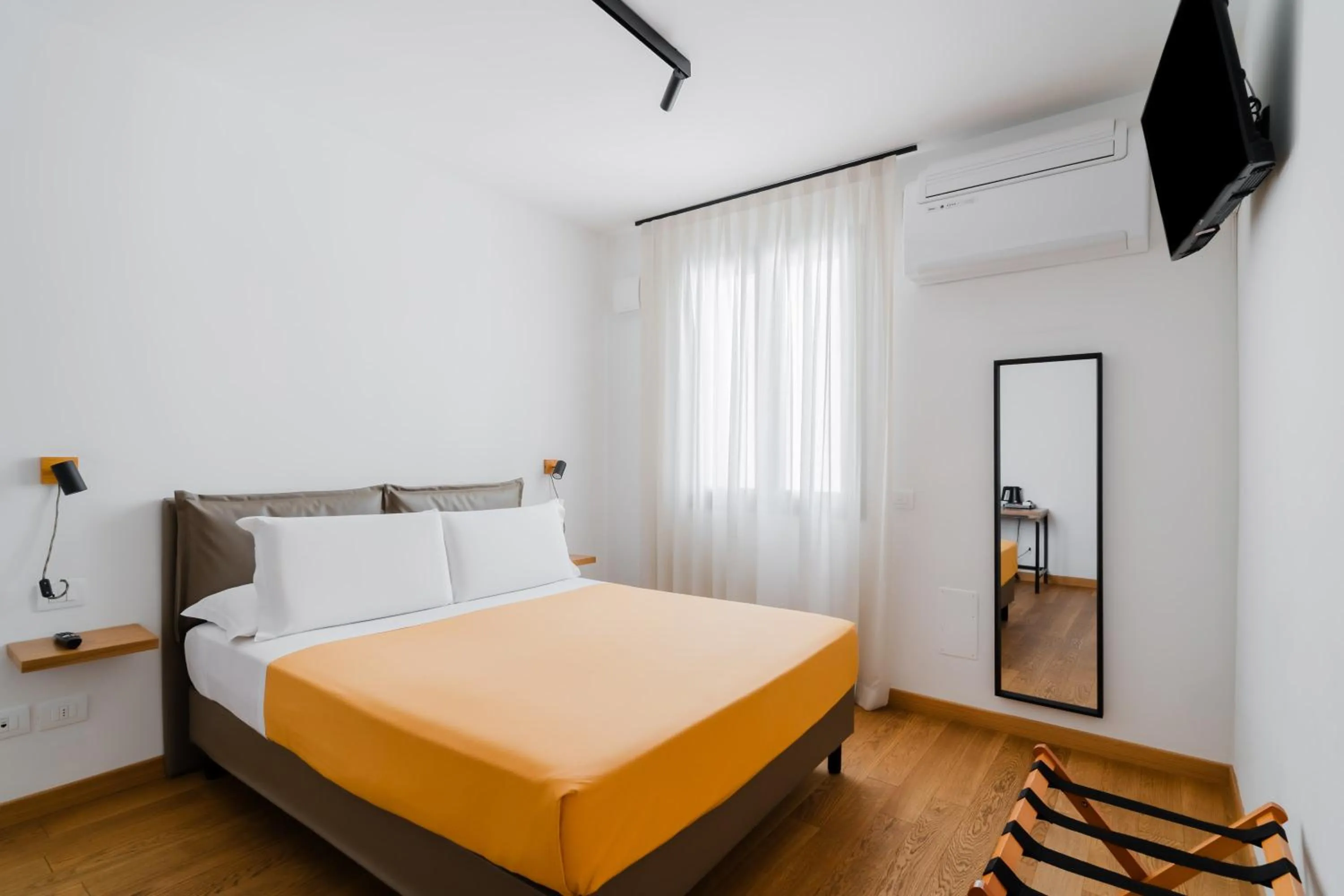 Bedroom, Bed in Glass House - Smart Rooms & Parking