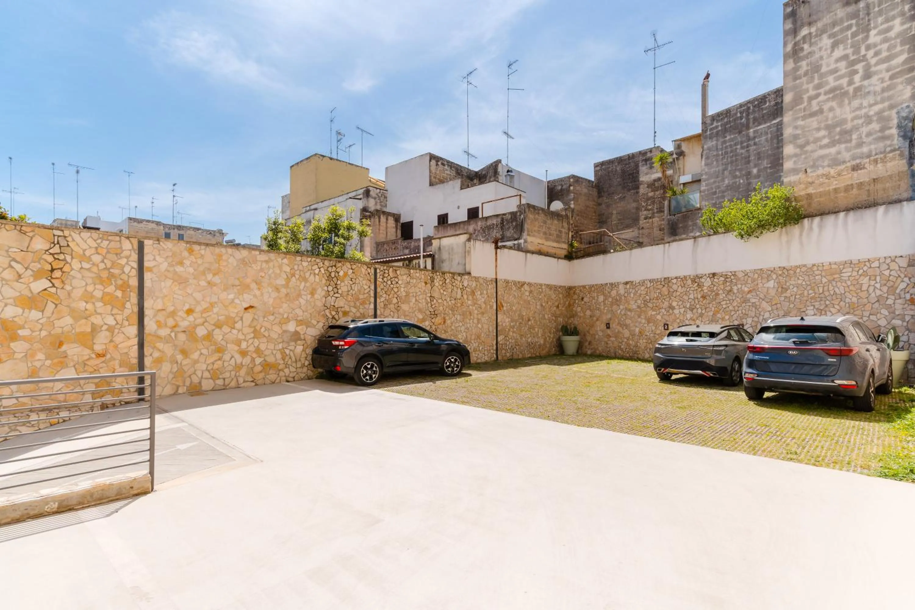 Parking in Glass House - Smart Rooms & Parking