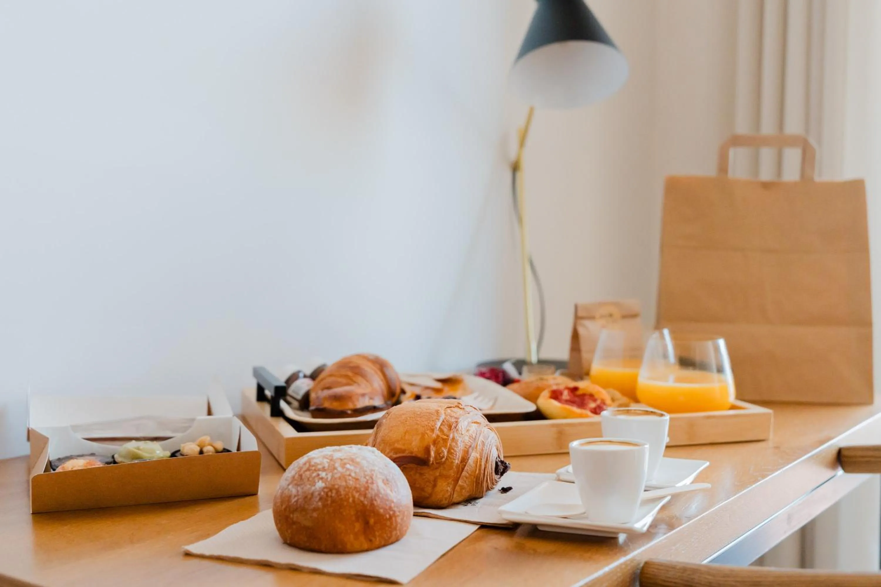 Breakfast in Glass House - Smart Rooms & Parking