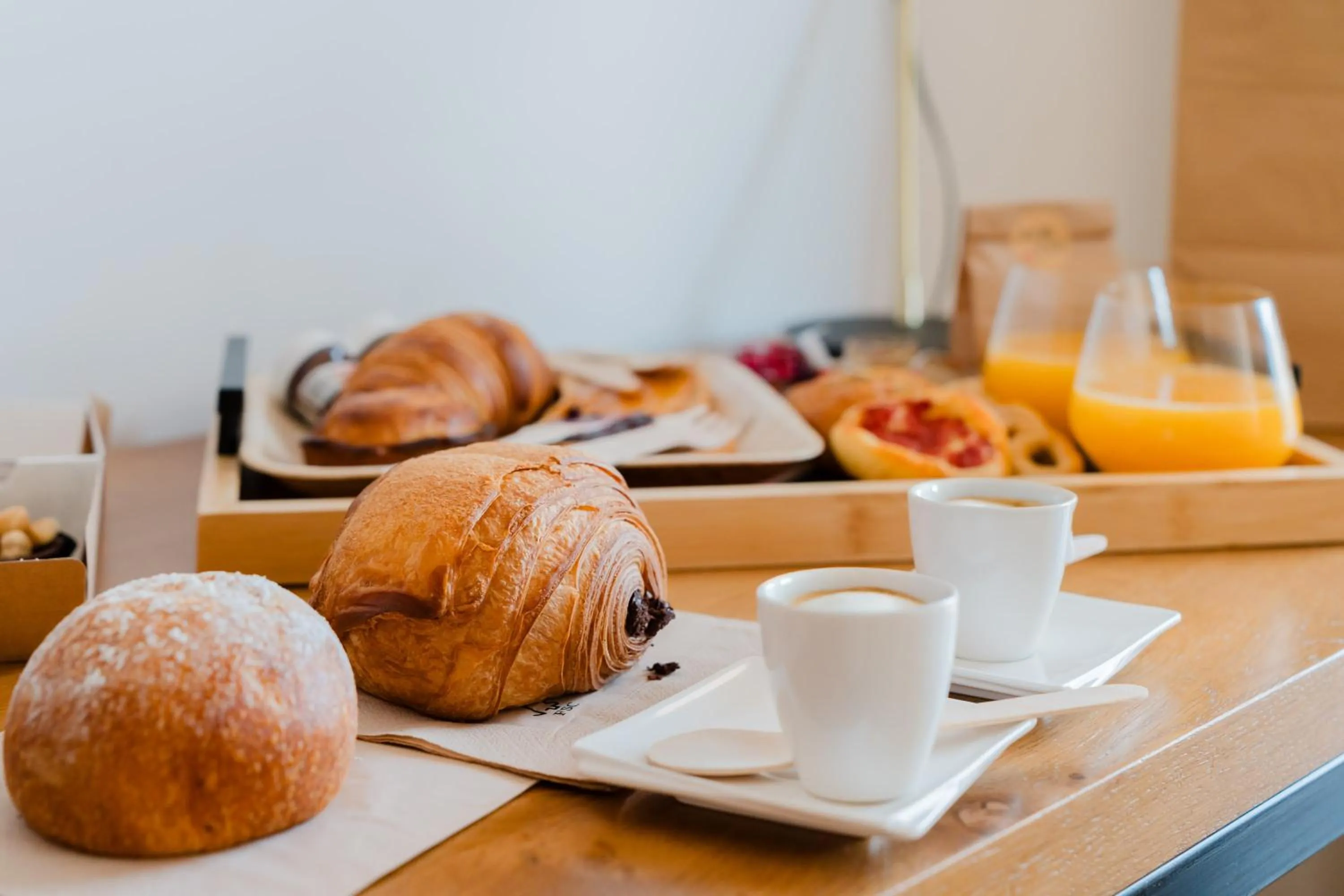 Breakfast in Glass House - Smart Rooms & Parking