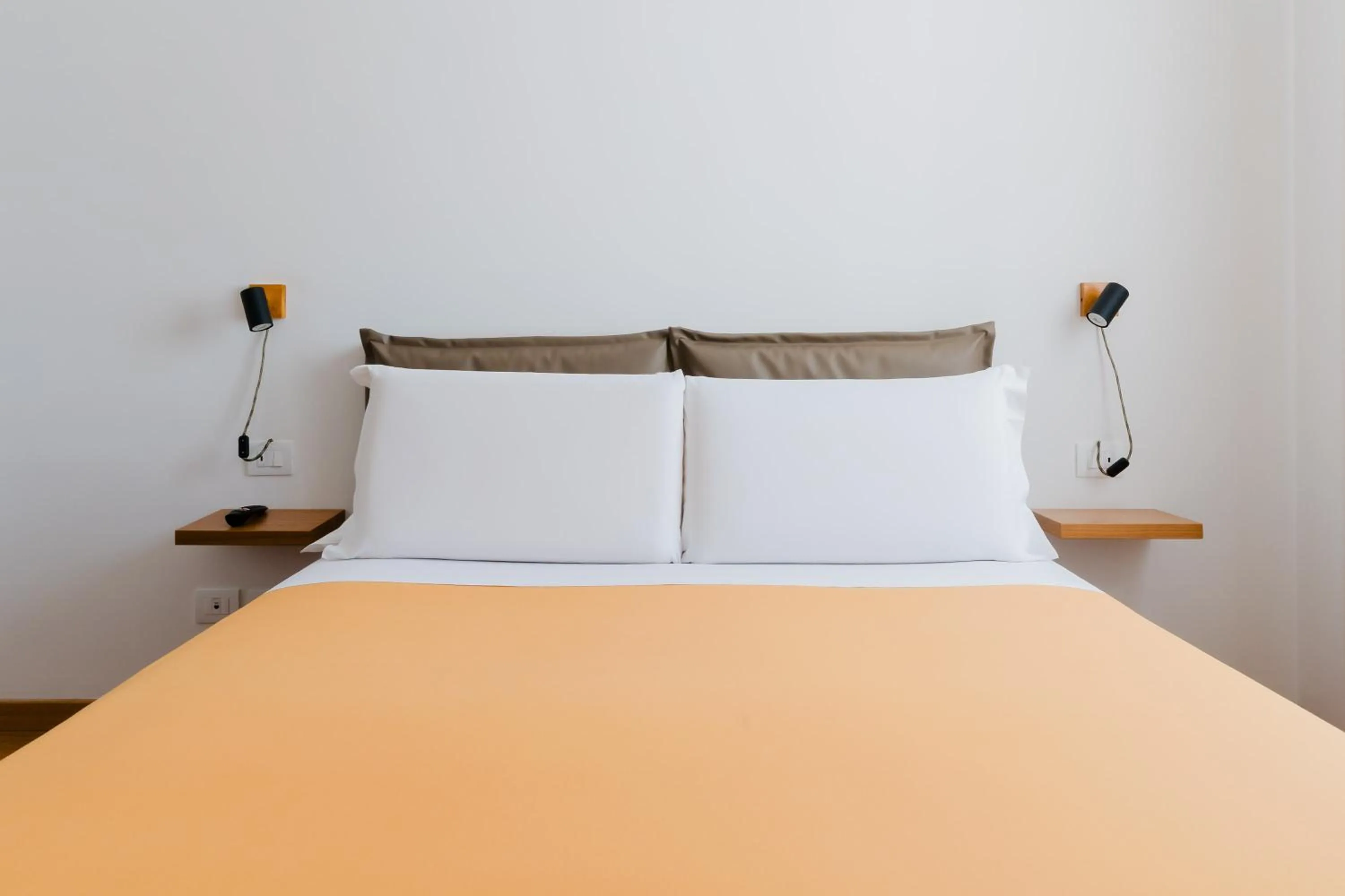 Bed in Glass House - Smart Rooms & Parking