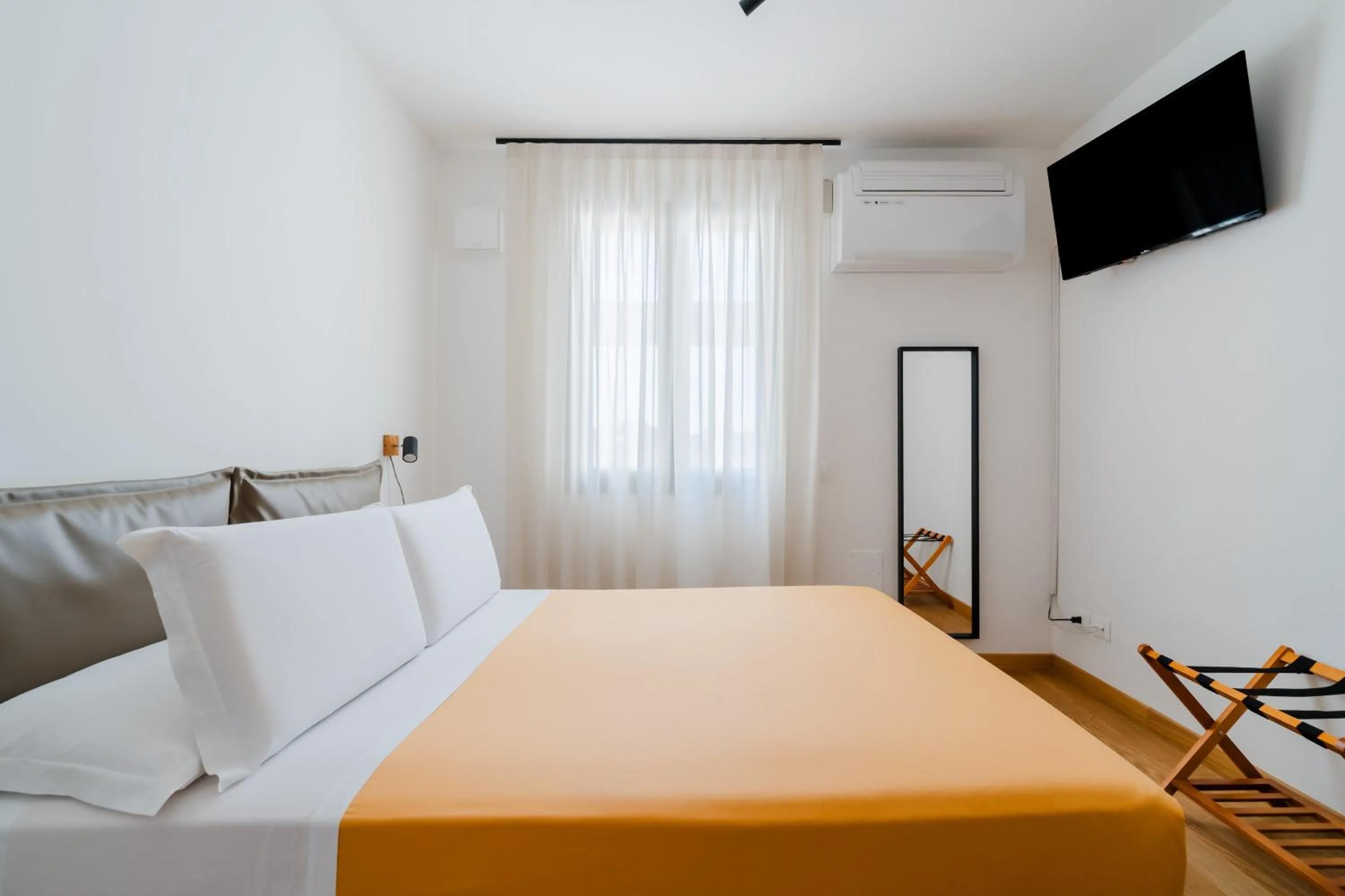 Bed in Glass House - Smart Rooms & Parking