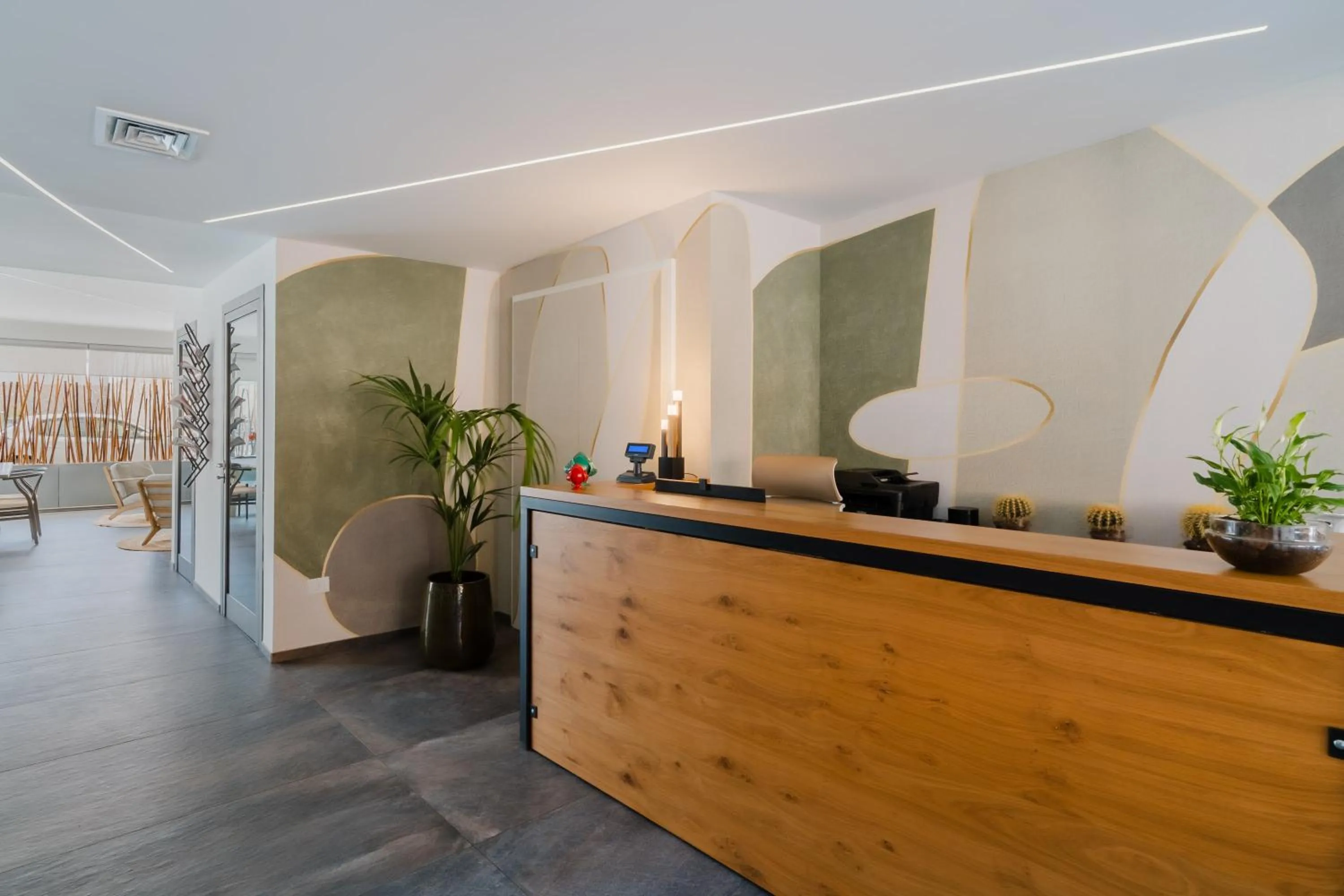 Glass House - Smart Rooms & Parking