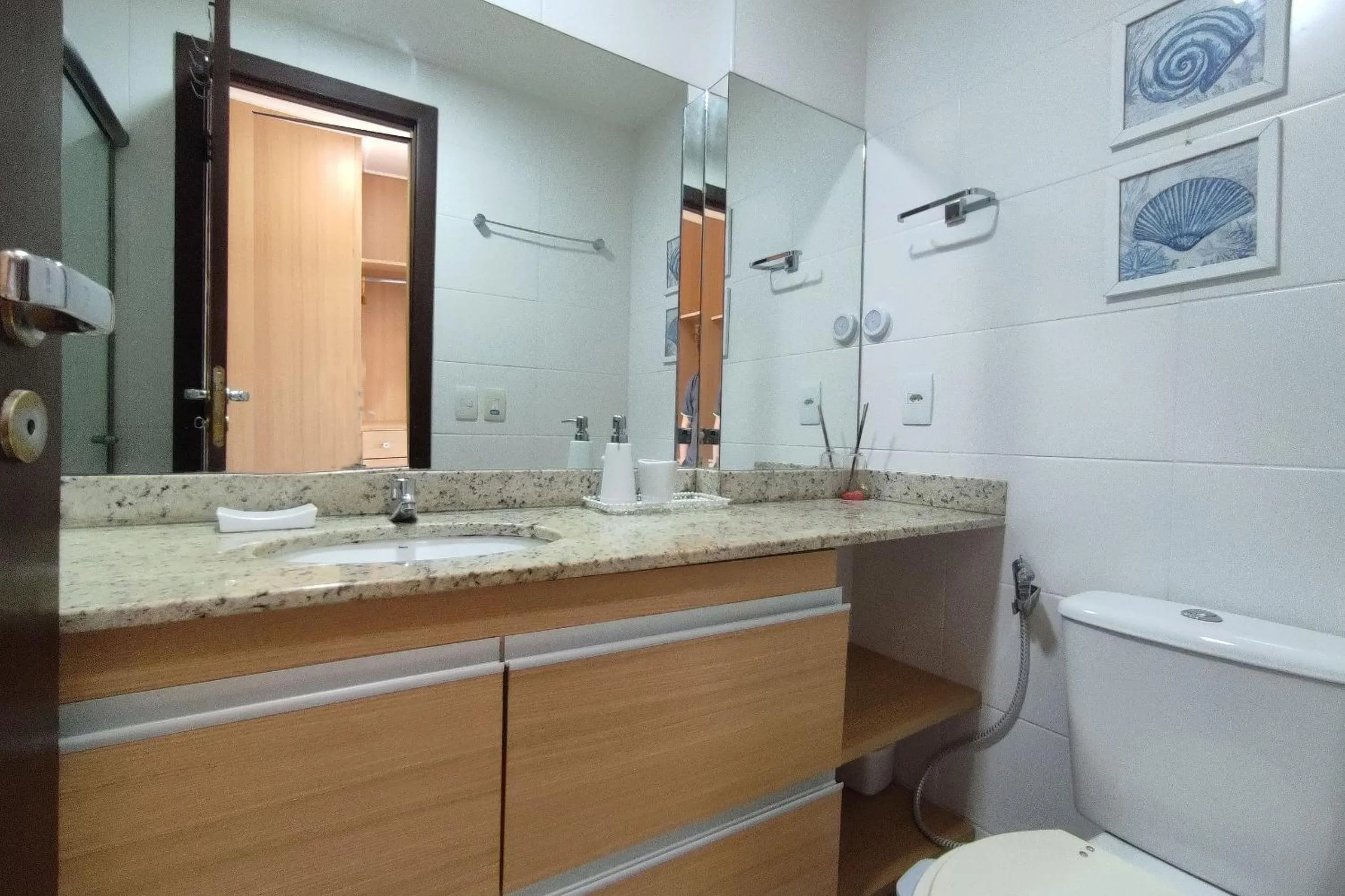 Bathroom in Barra Bali - Pé na areia com Vista Mar