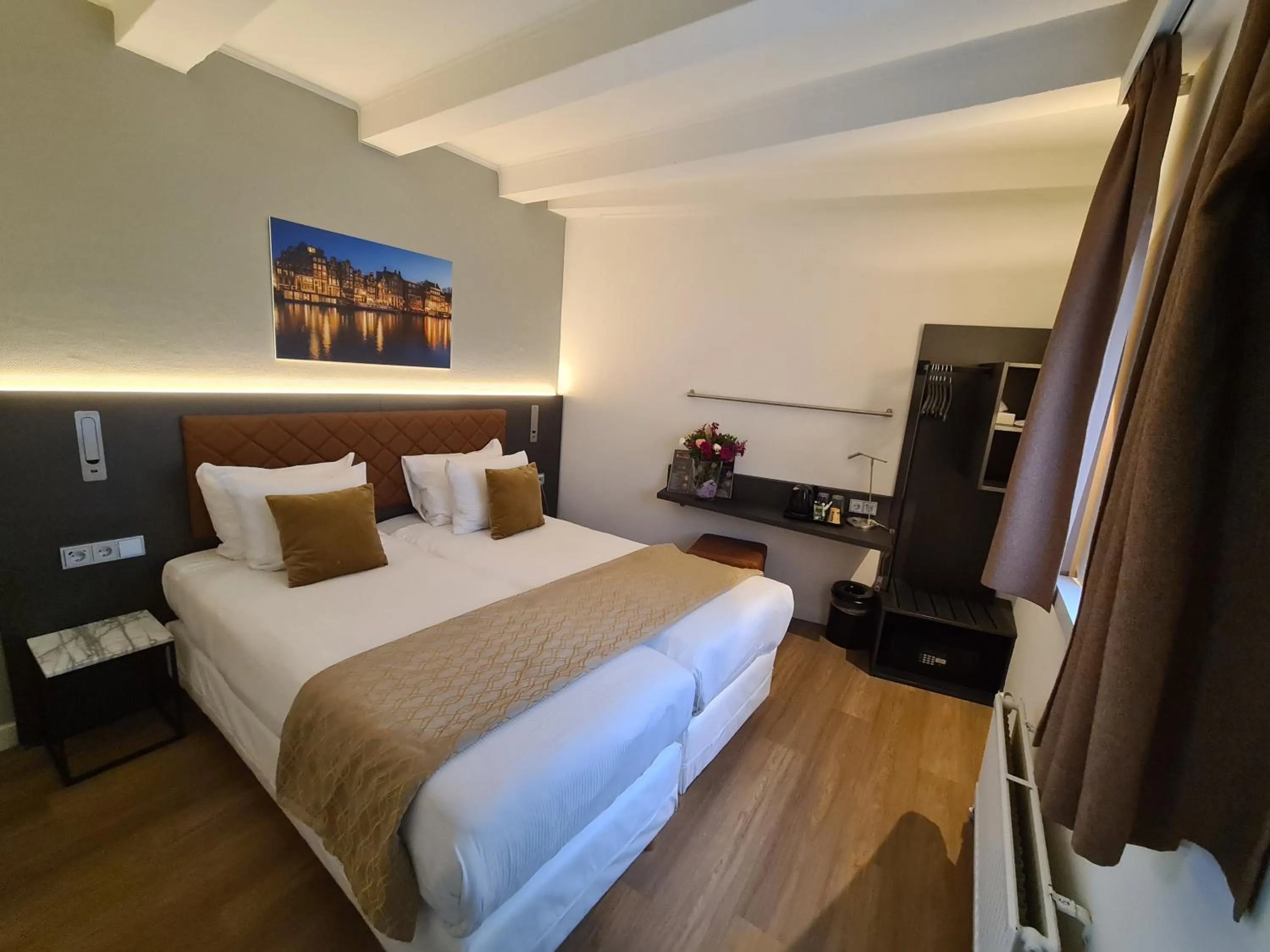 Bedroom, Bed in Avenue Hotel