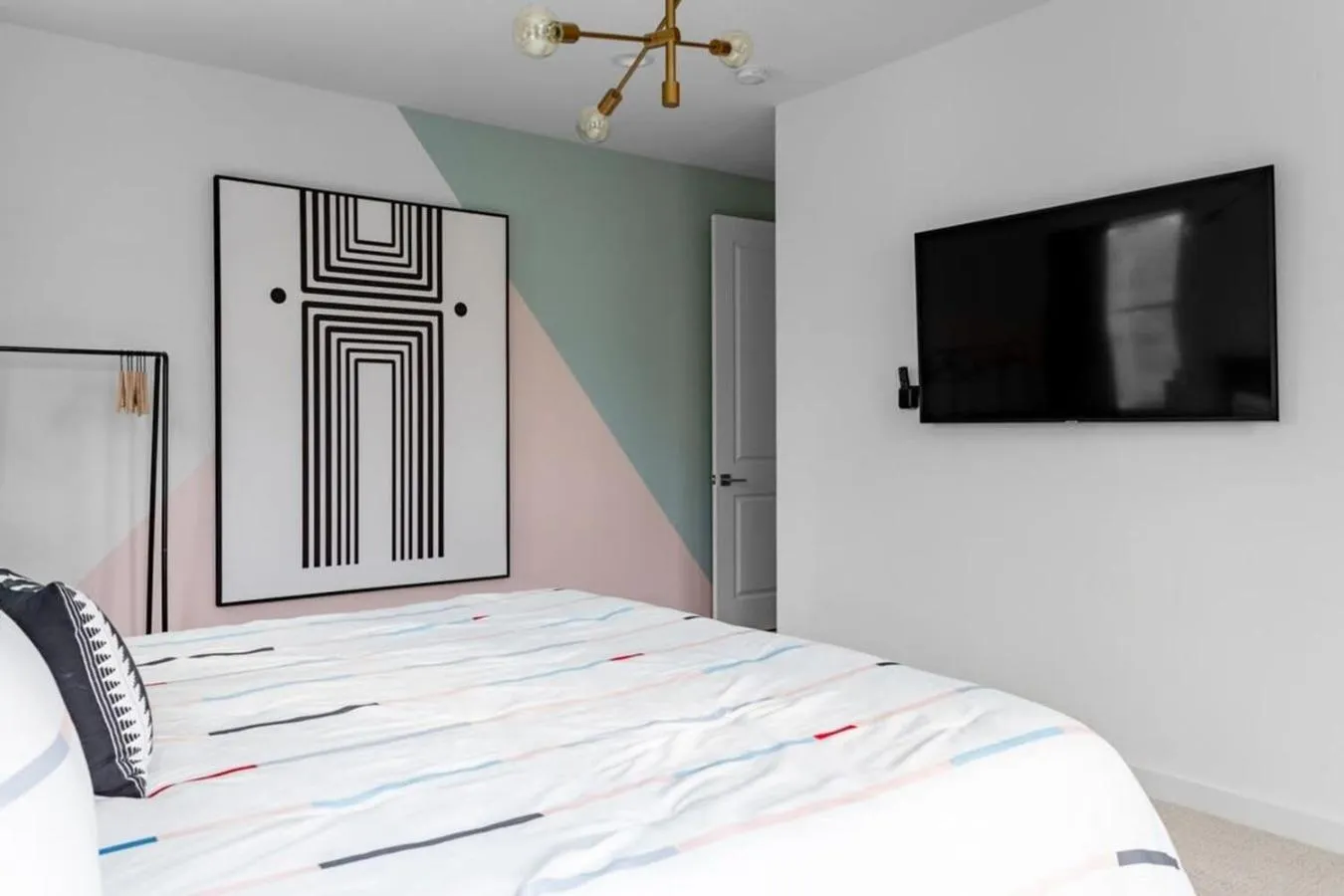 Bed in King Kasa 6BR Retreat - 6 walk min to Rainey St