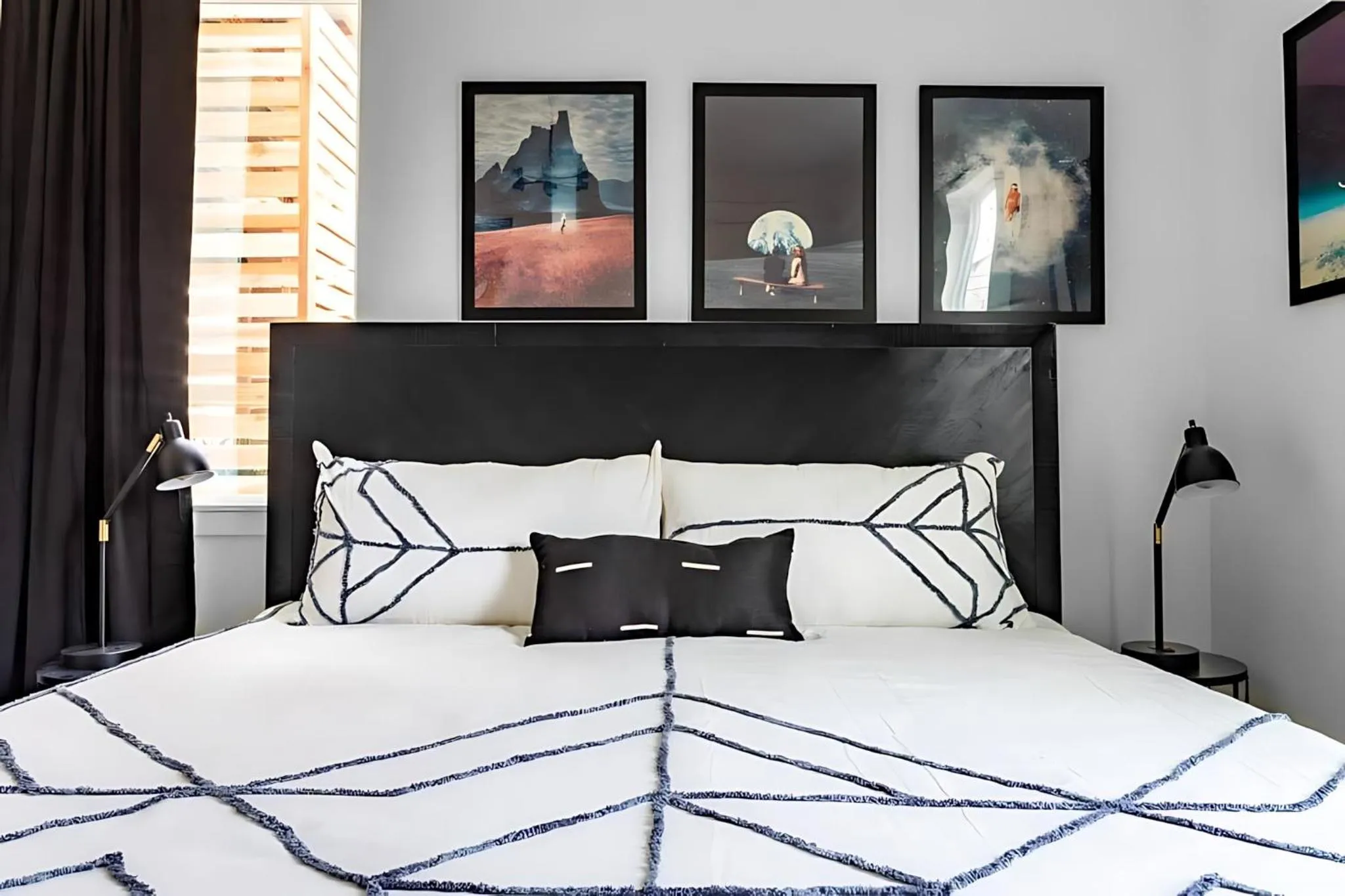 Bed in King Kasa 6BR Retreat - 6 walk min to Rainey St