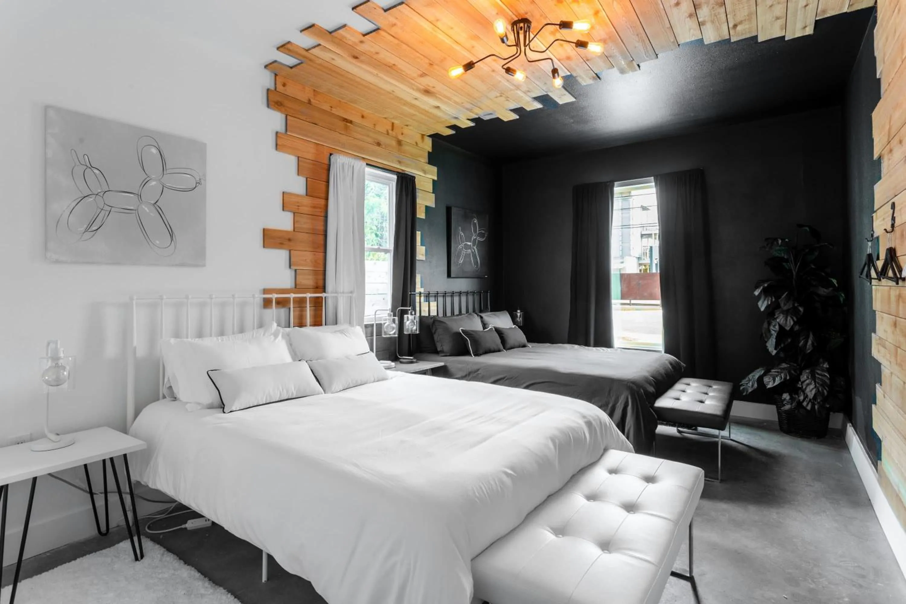 Bed in King Kasa 6BR Retreat - 6 walk min to Rainey St