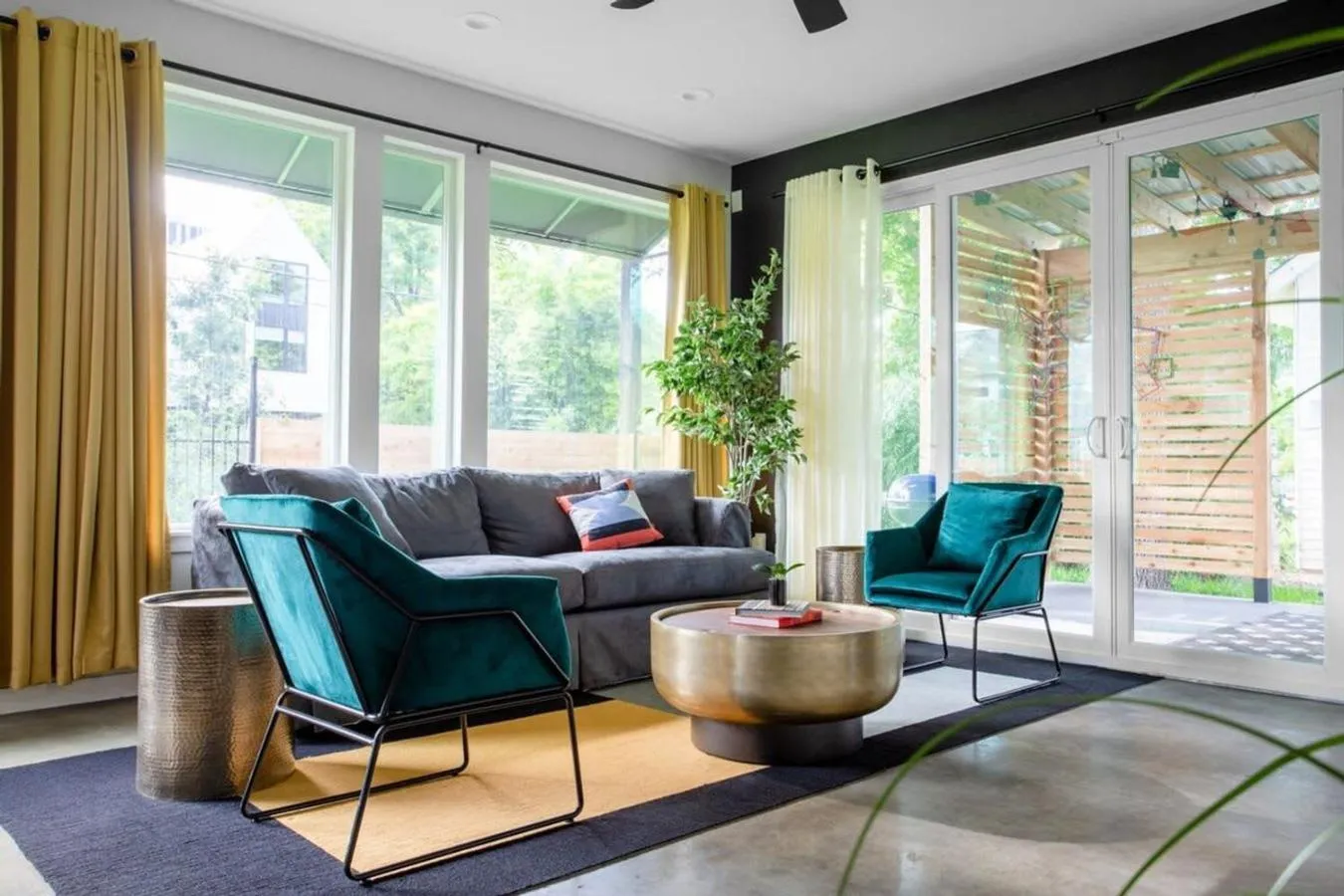 Living room in King Kasa 6BR Retreat - 6 walk min to Rainey St