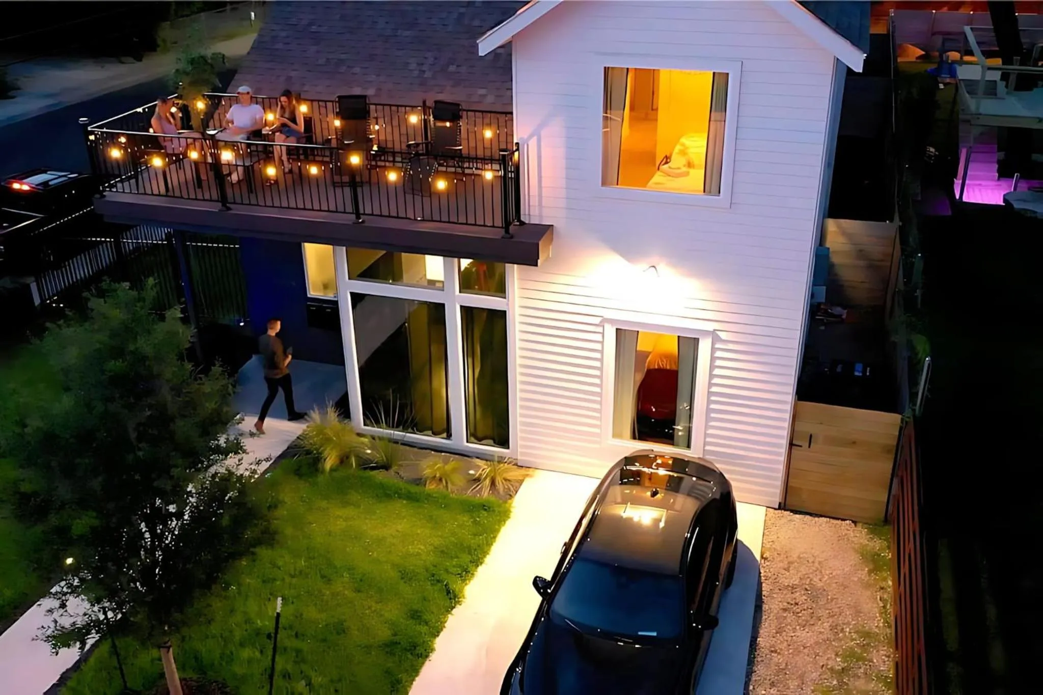 Property building in King Kasa 6BR Retreat - 6 walk min to Rainey St