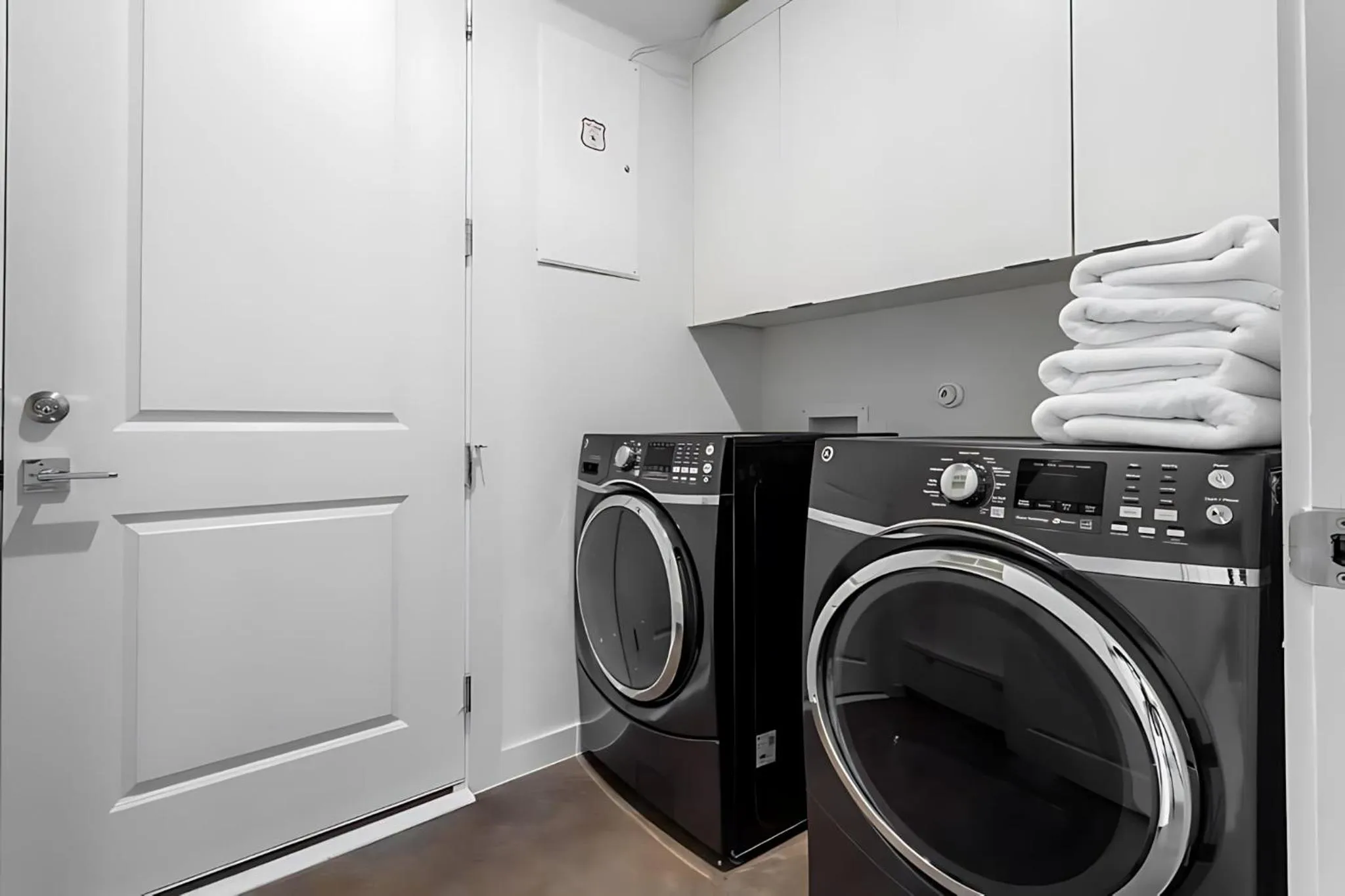 washing machine in King Kasa 6BR Retreat - 6 walk min to Rainey St