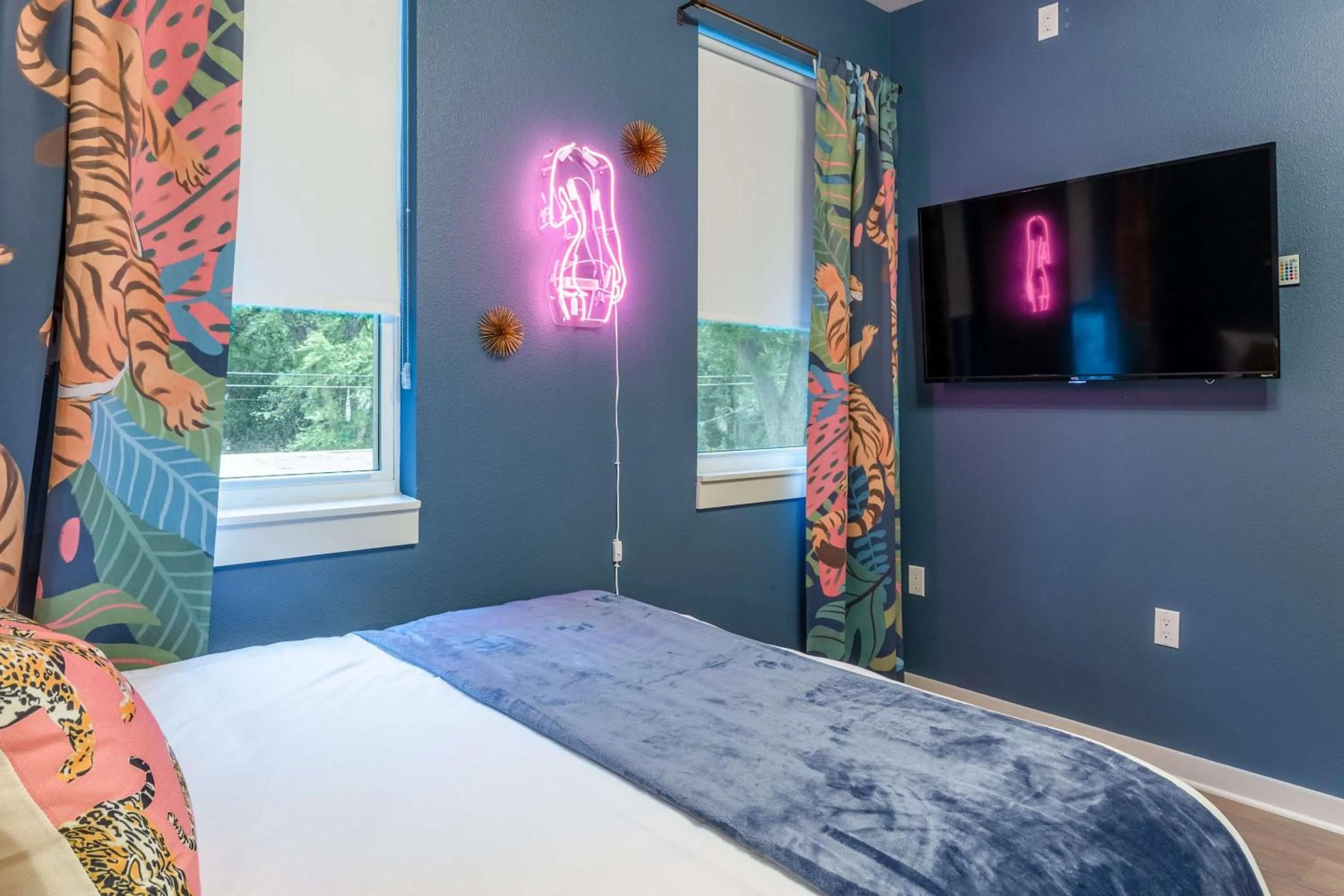 Bed in Upstay Luxe Pool Retreat - 7 Min to Rainey St