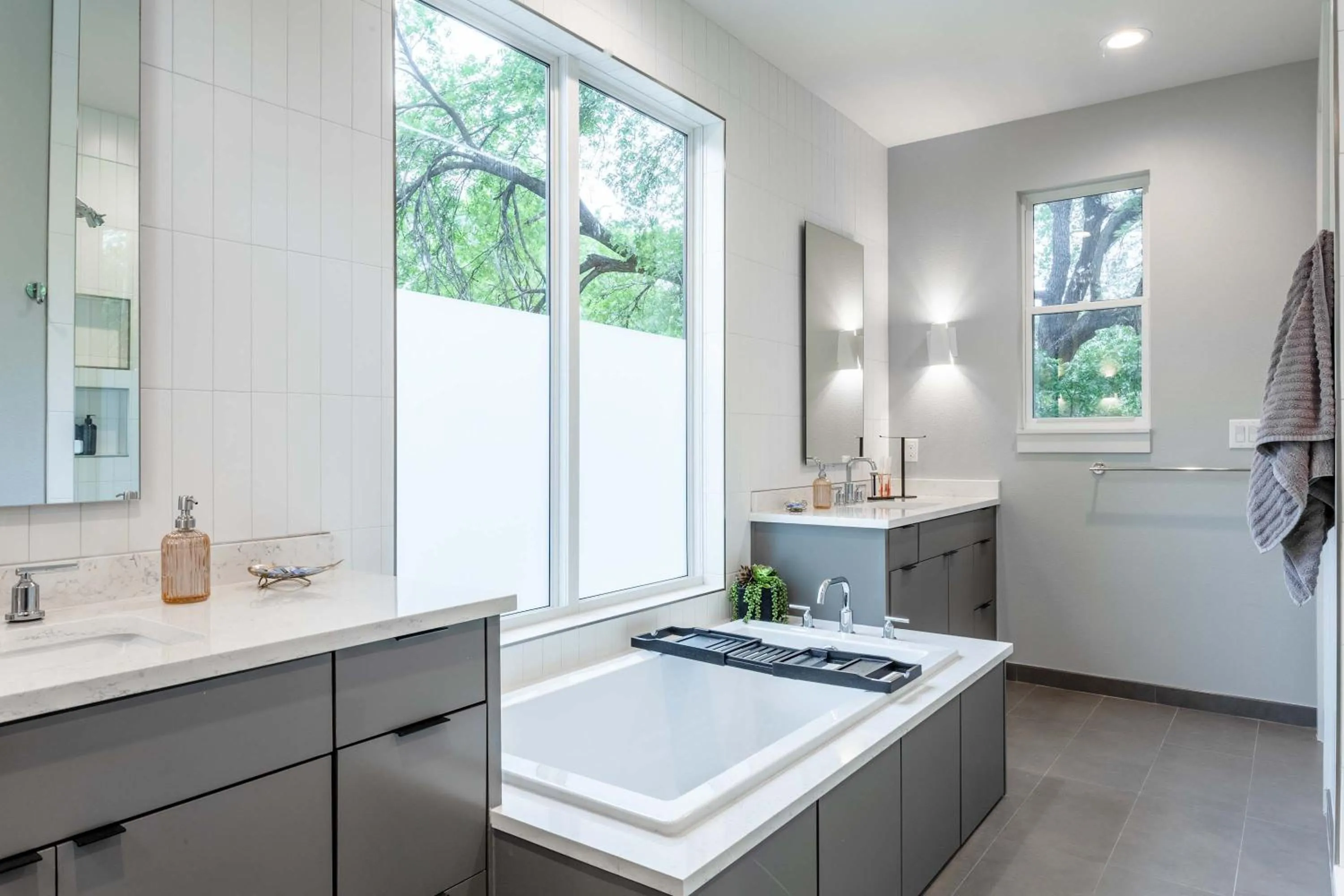 Hot Tub in Upstay Luxe Pool Retreat - 7 Min to Rainey St