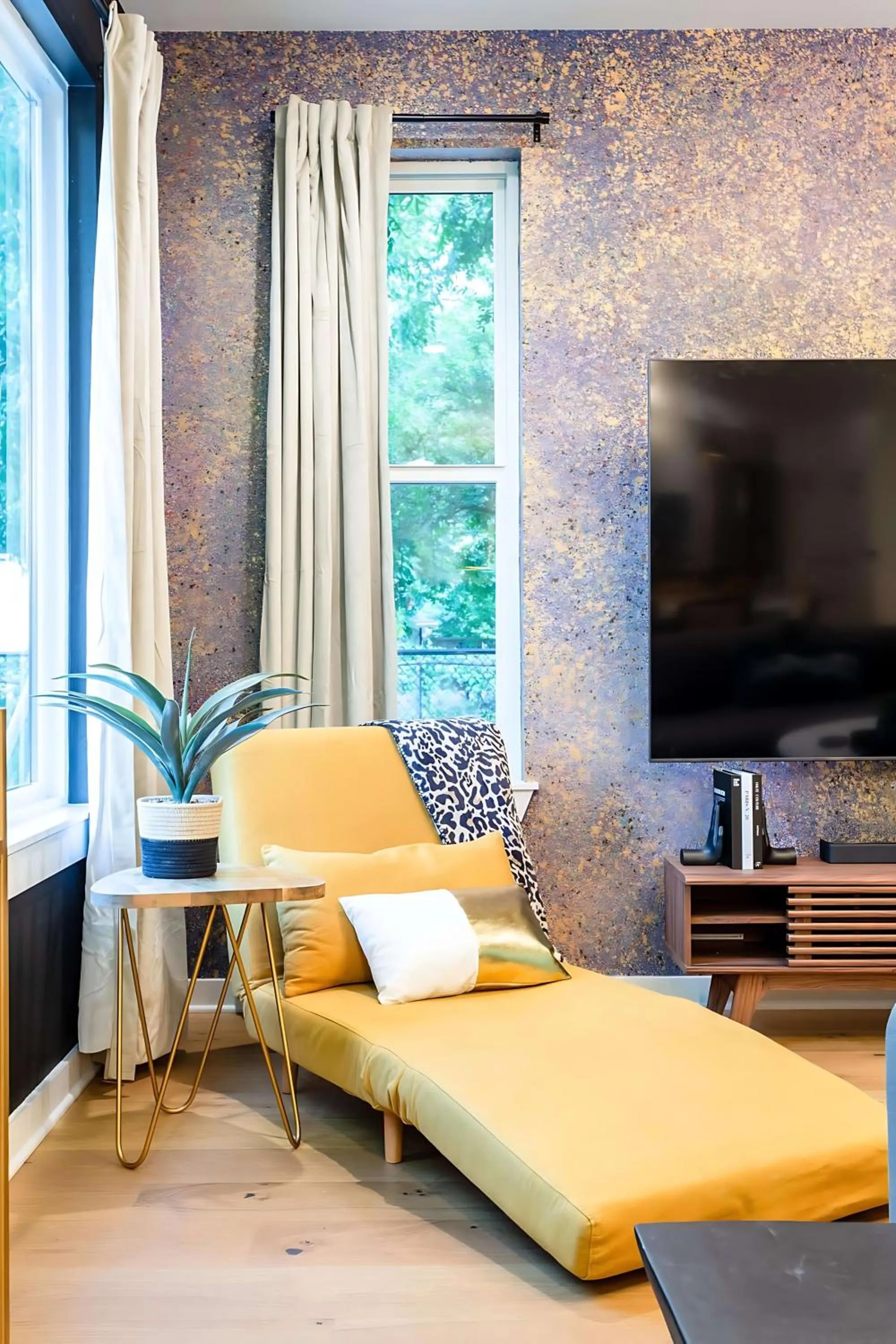 TV and multimedia in Massive 10BR Compound - 6 Min to Downtown Austin