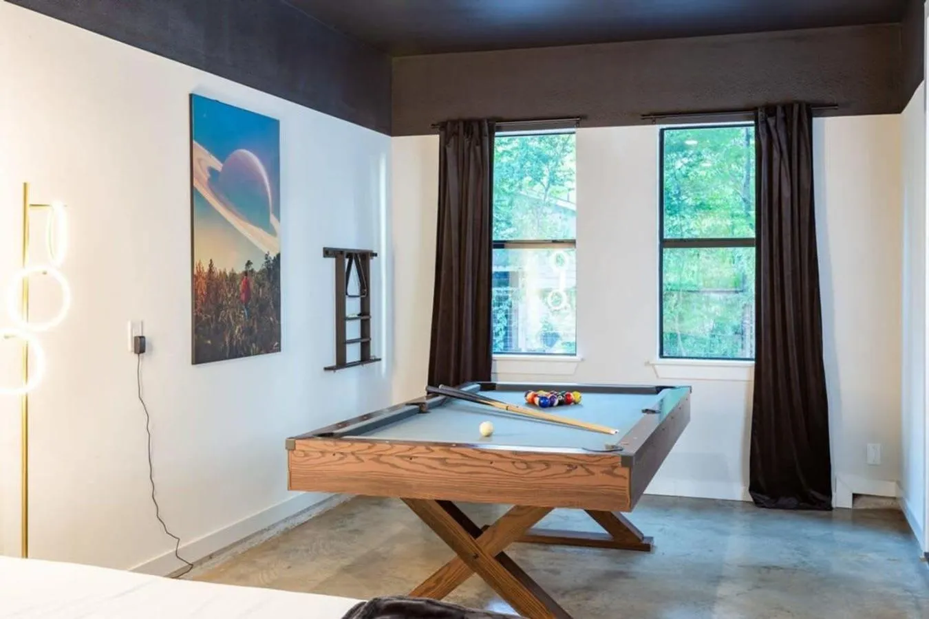 Game Room in Massive 10BR Compound - 6 Min to Downtown Austin