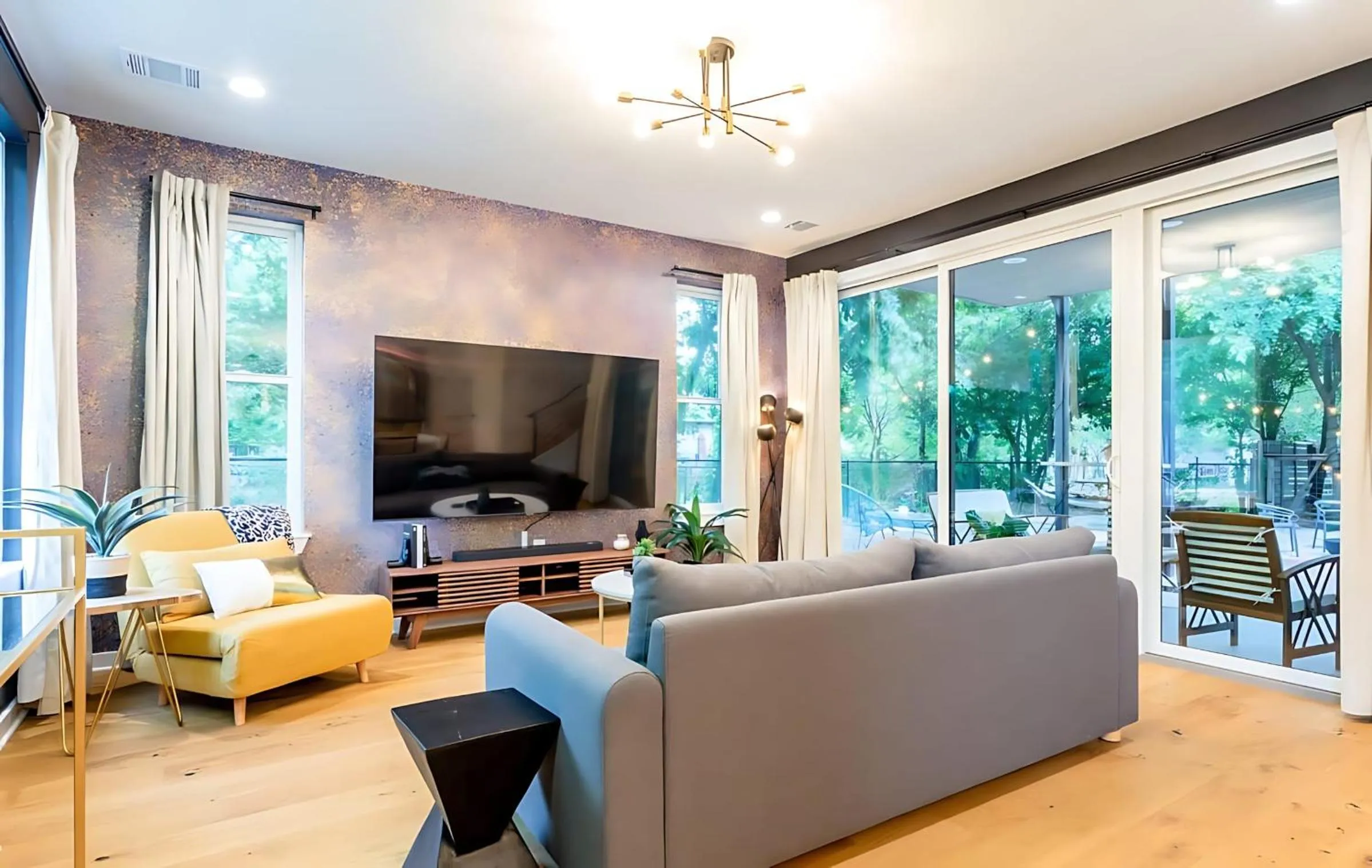 TV and multimedia in Massive 10BR Compound - 6 Min to Downtown Austin