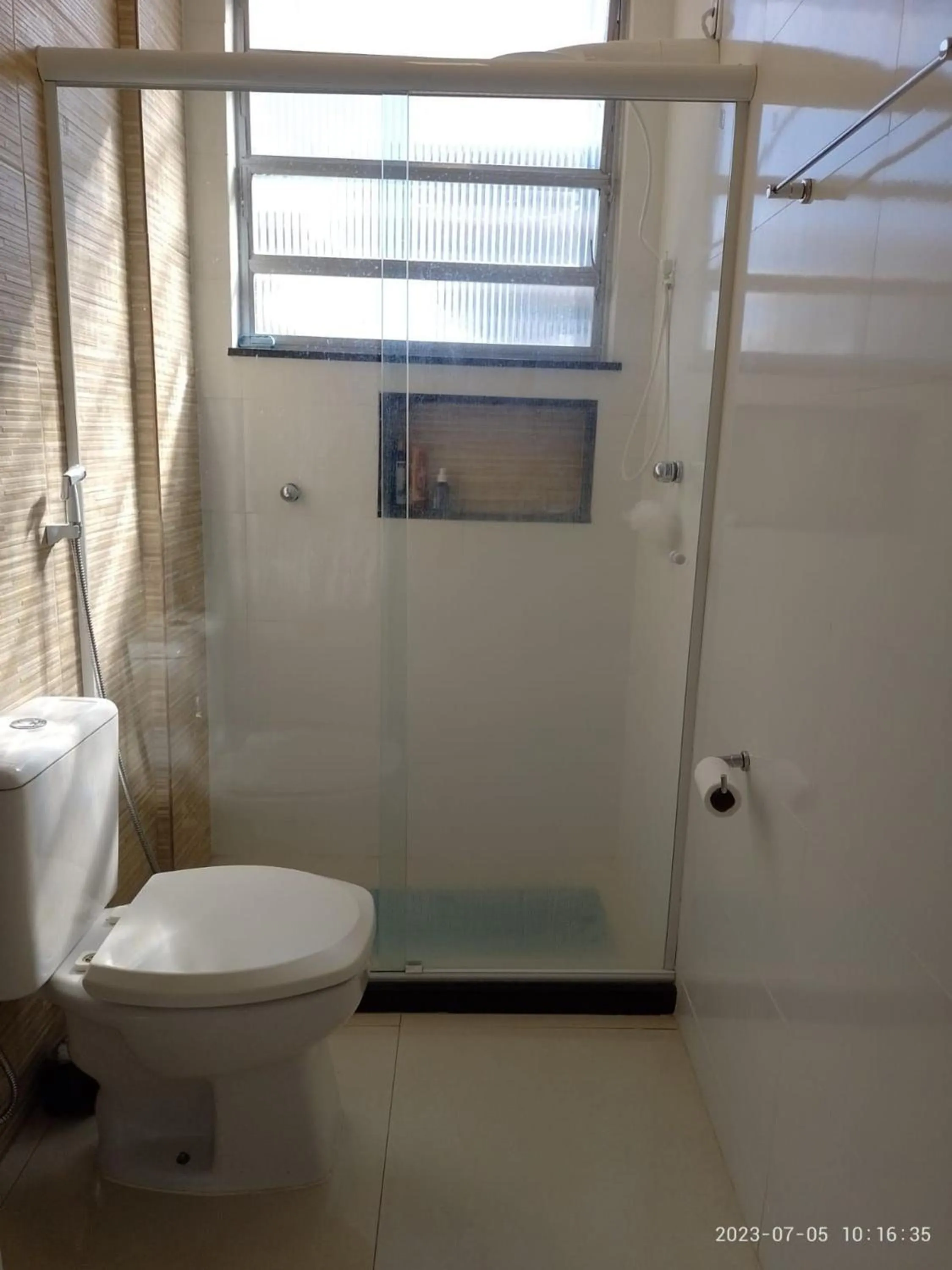 Toilet in FORT BEACH, Conheça CABO FRIO em 3 dias a pé e carro no estacionamento