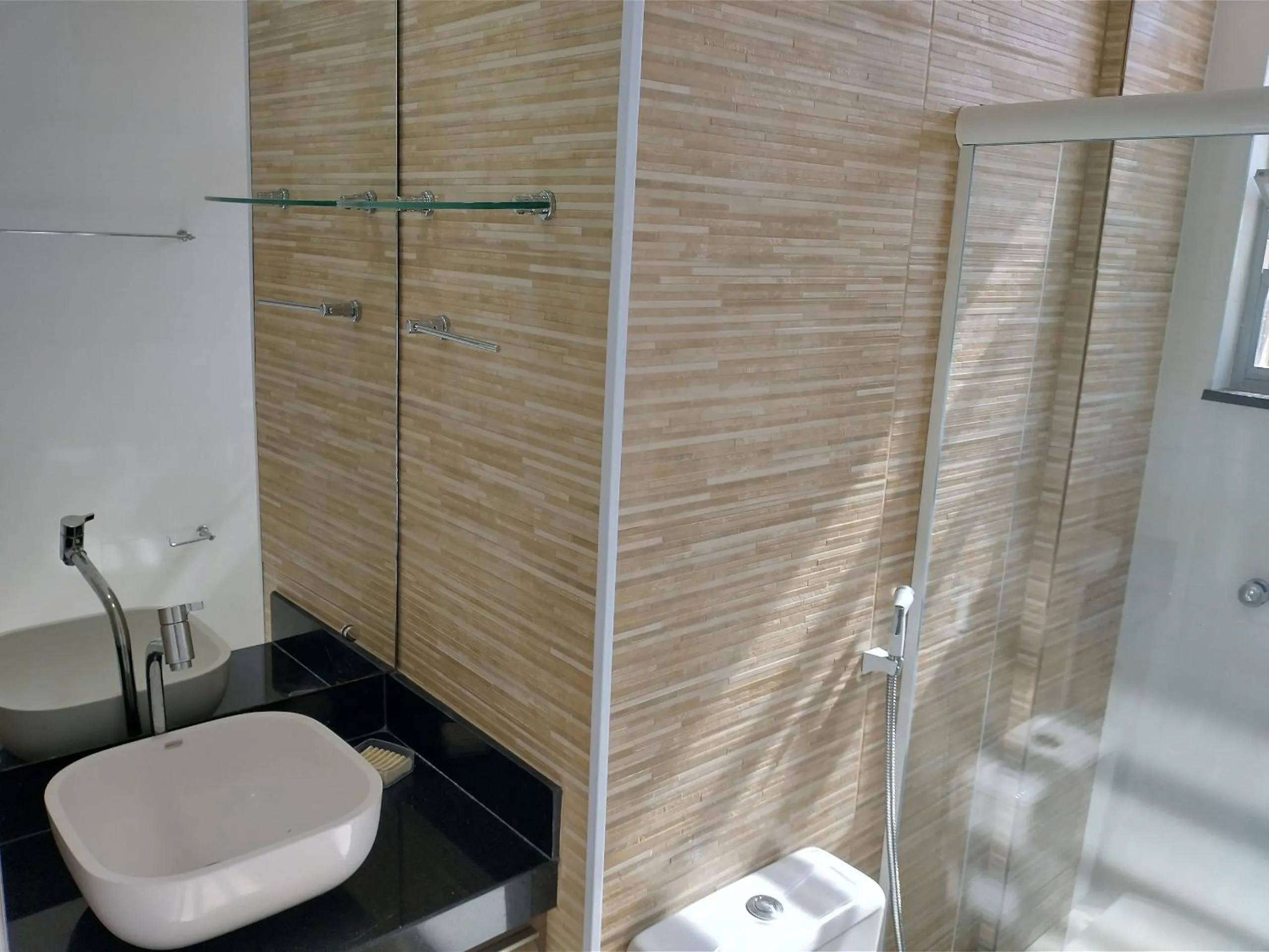 Shower in FORT BEACH, Conheça CABO FRIO em 3 dias a pé e carro no estacionamento