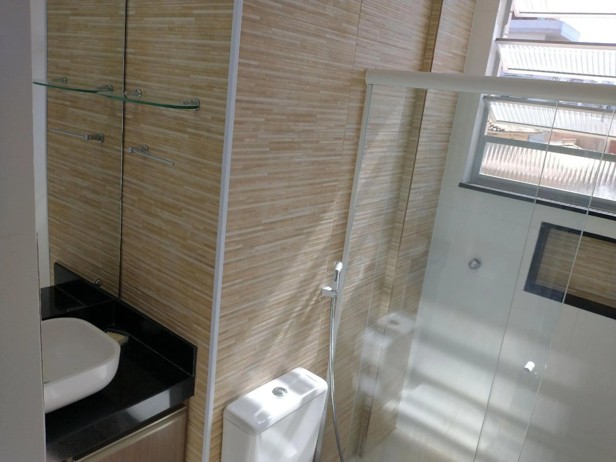 Shower in FORT BEACH, Conheça CABO FRIO em 3 dias a pé e carro no estacionamento