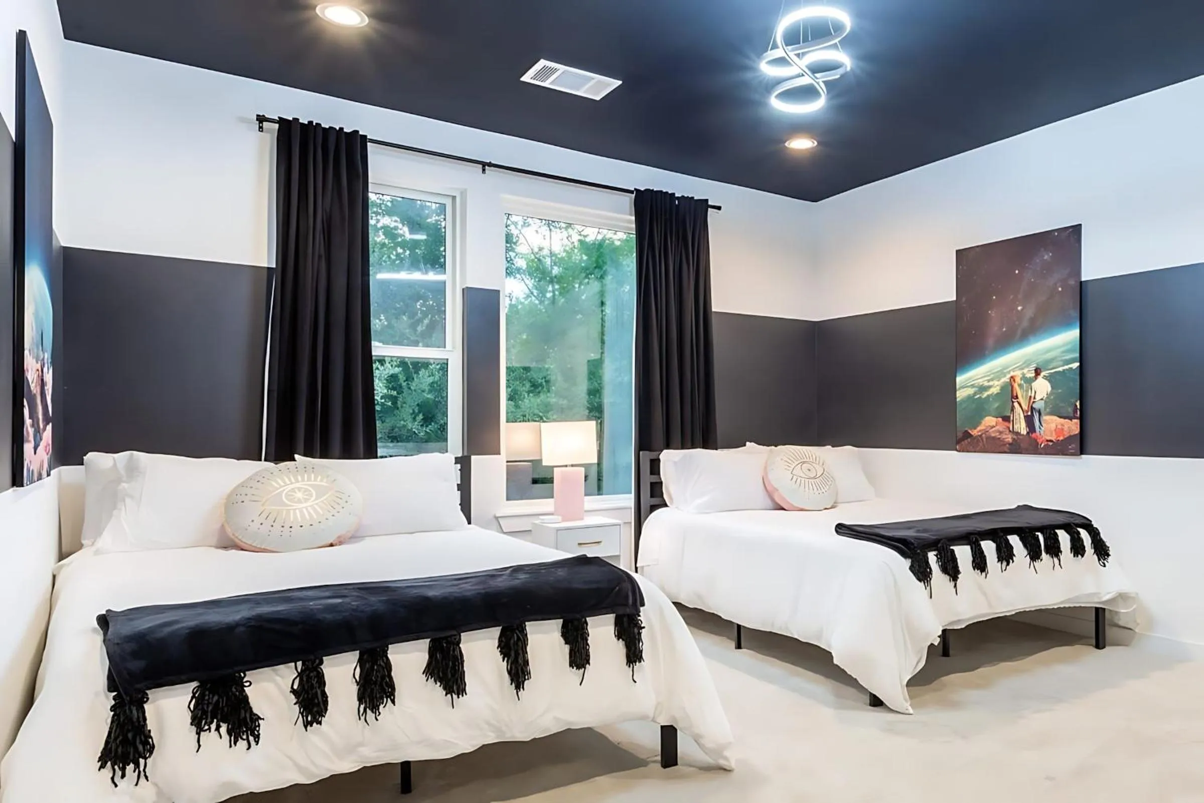 Bed in Eastside House Supreme Downtown 6 Min Drive