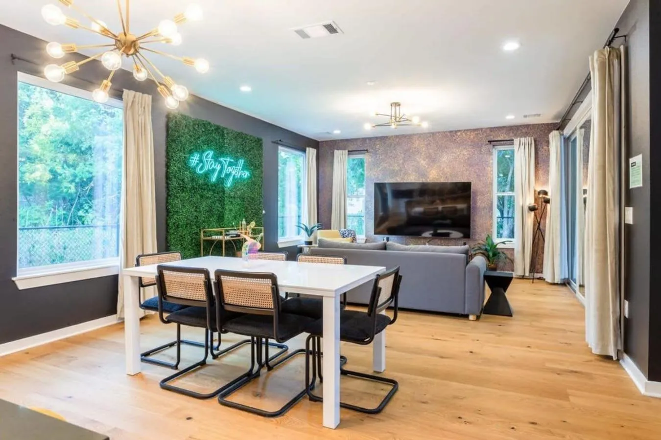 TV and multimedia in Eastside House Supreme Downtown 6 Min Drive