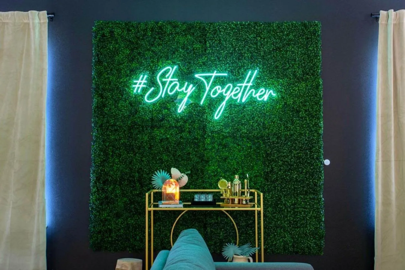 Text overlay in Eastside House Supreme Downtown 6 Min Drive