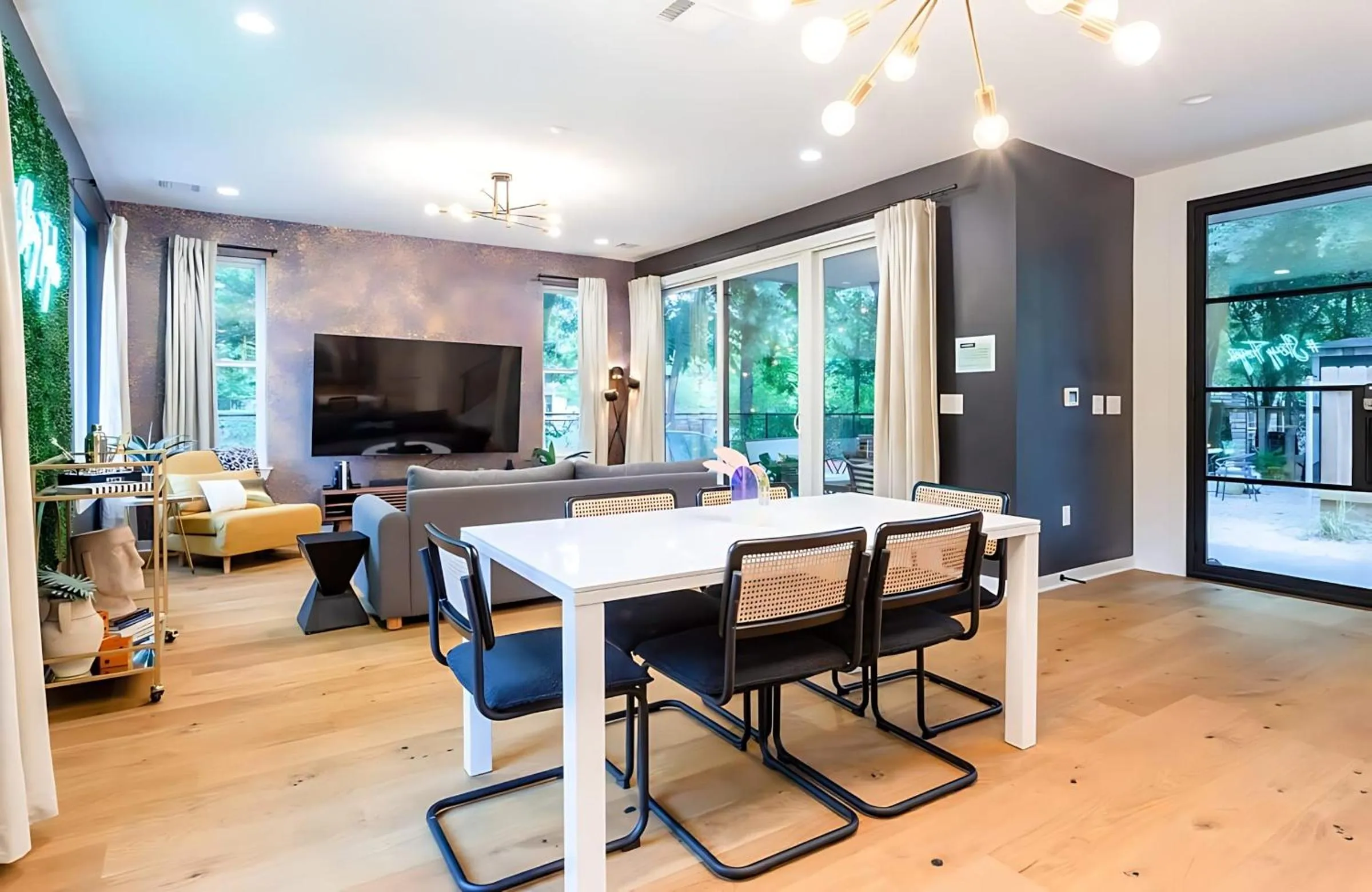 TV and multimedia in Eastside House Supreme Downtown 6 Min Drive