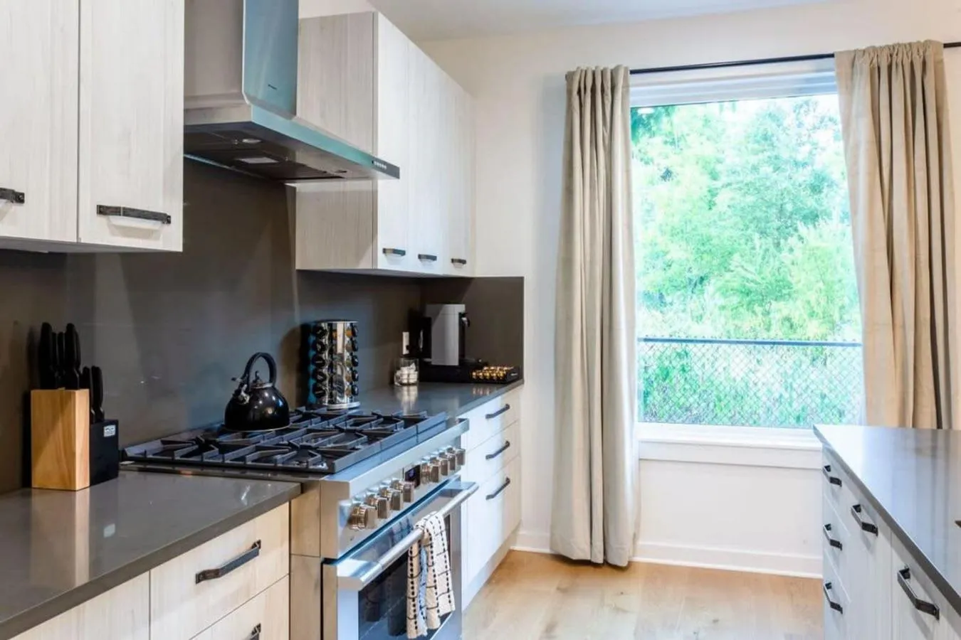 Dining area in Eastside House Supreme Downtown 6 Min Drive