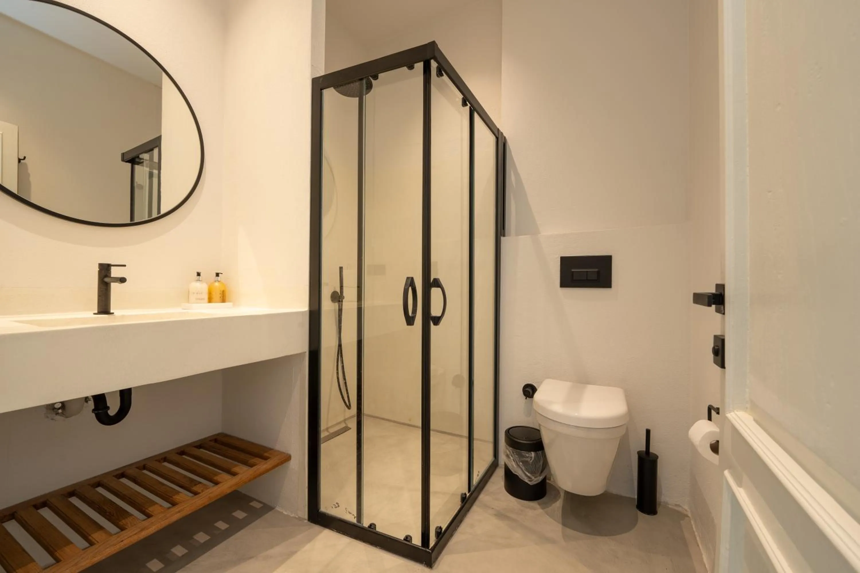 Shower in Gizz Suites