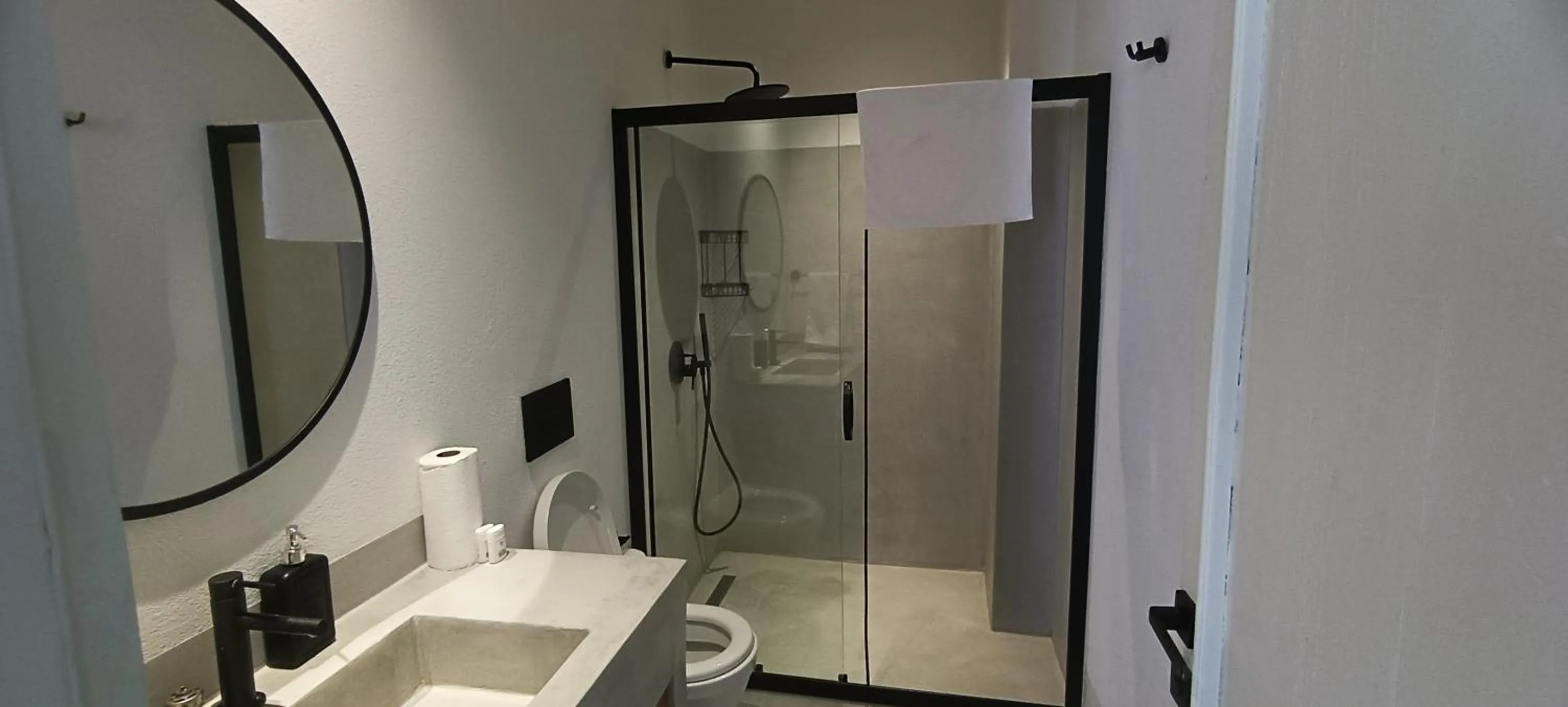 Shower in Gizz Suites City