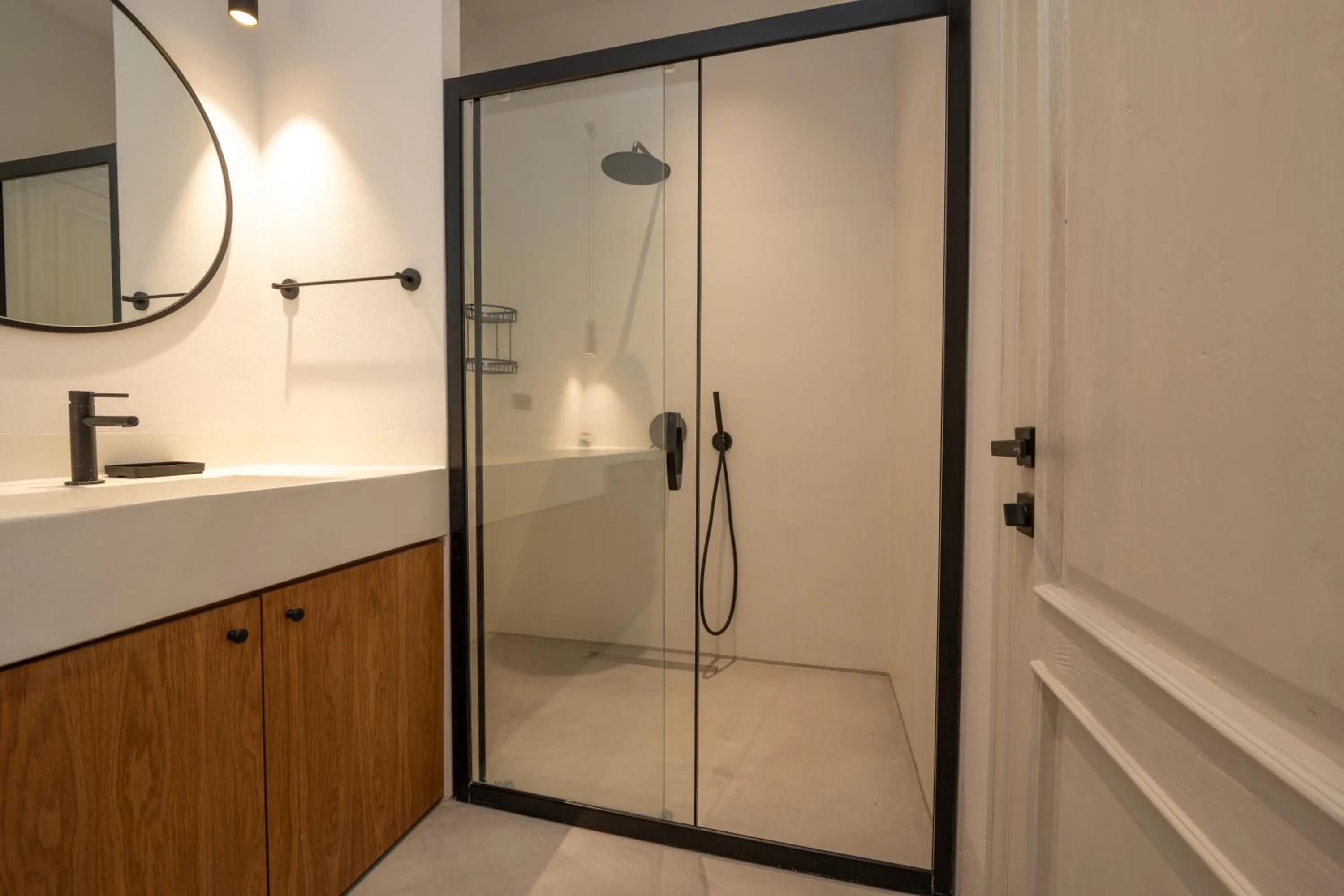 Shower in Gizz Suites City
