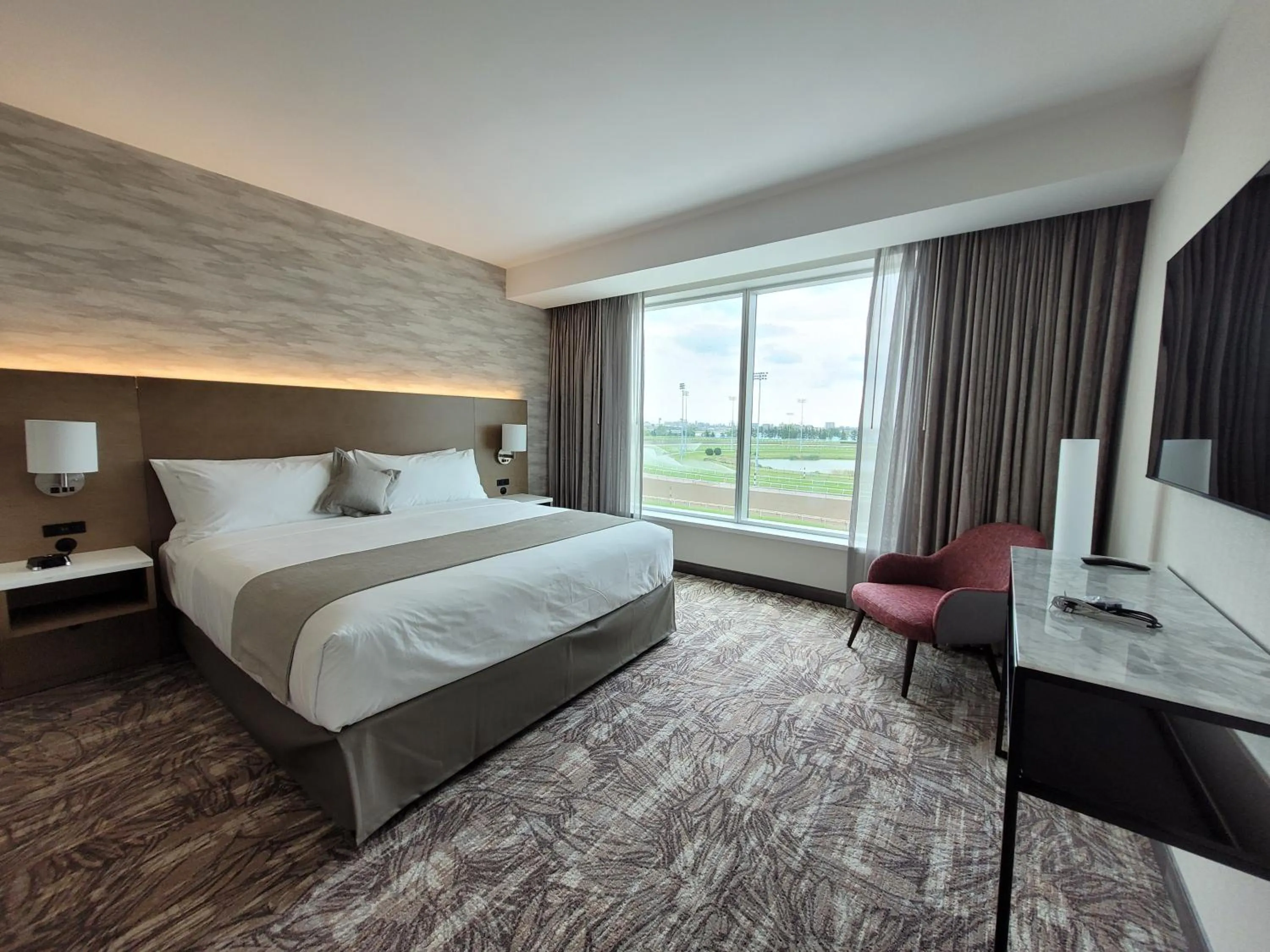 Bedroom, Bed in Great Canadian Casino Resort Toronto