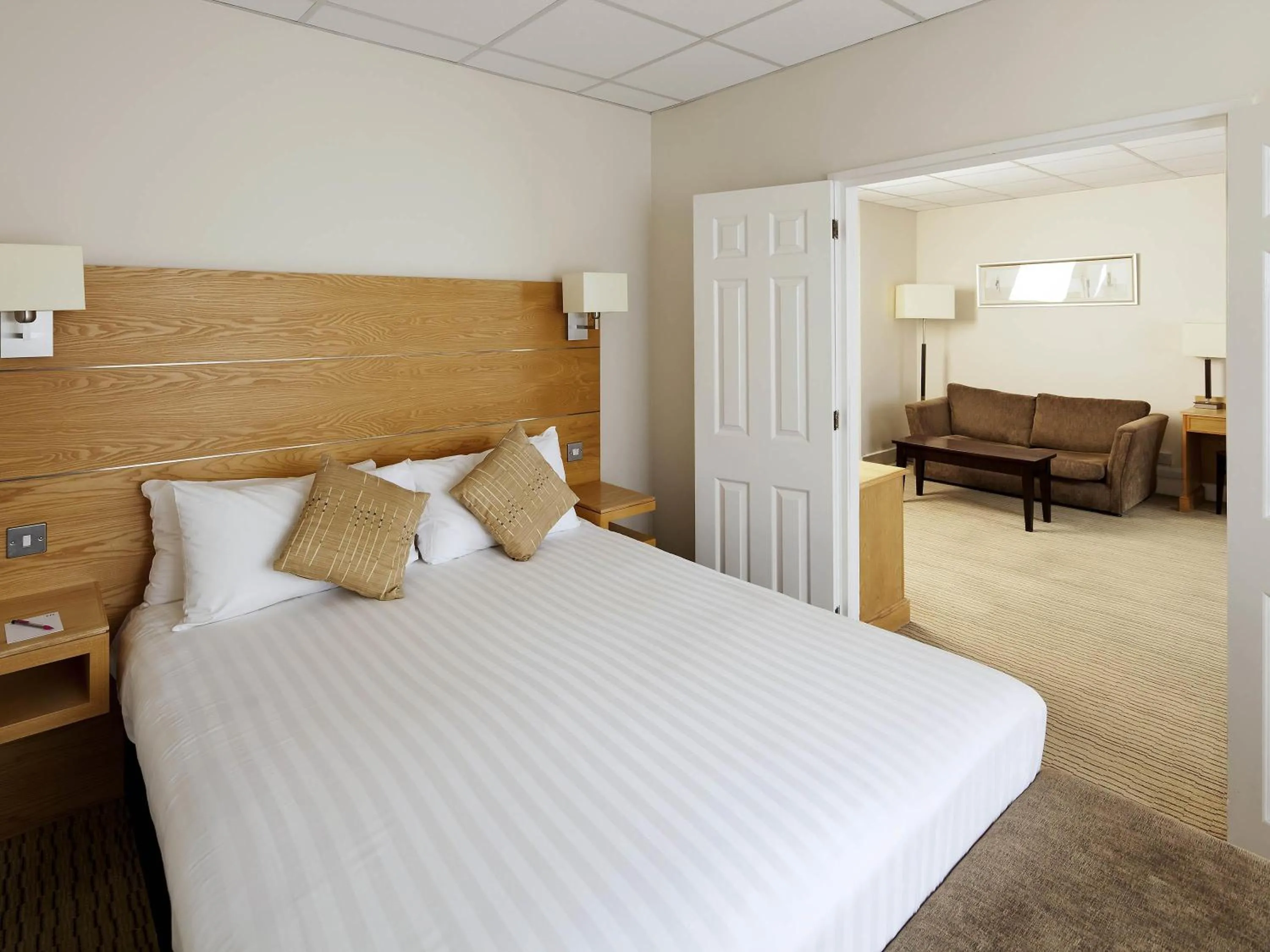 Bedroom, Bed in Mercure Hull Grange Park Hotel