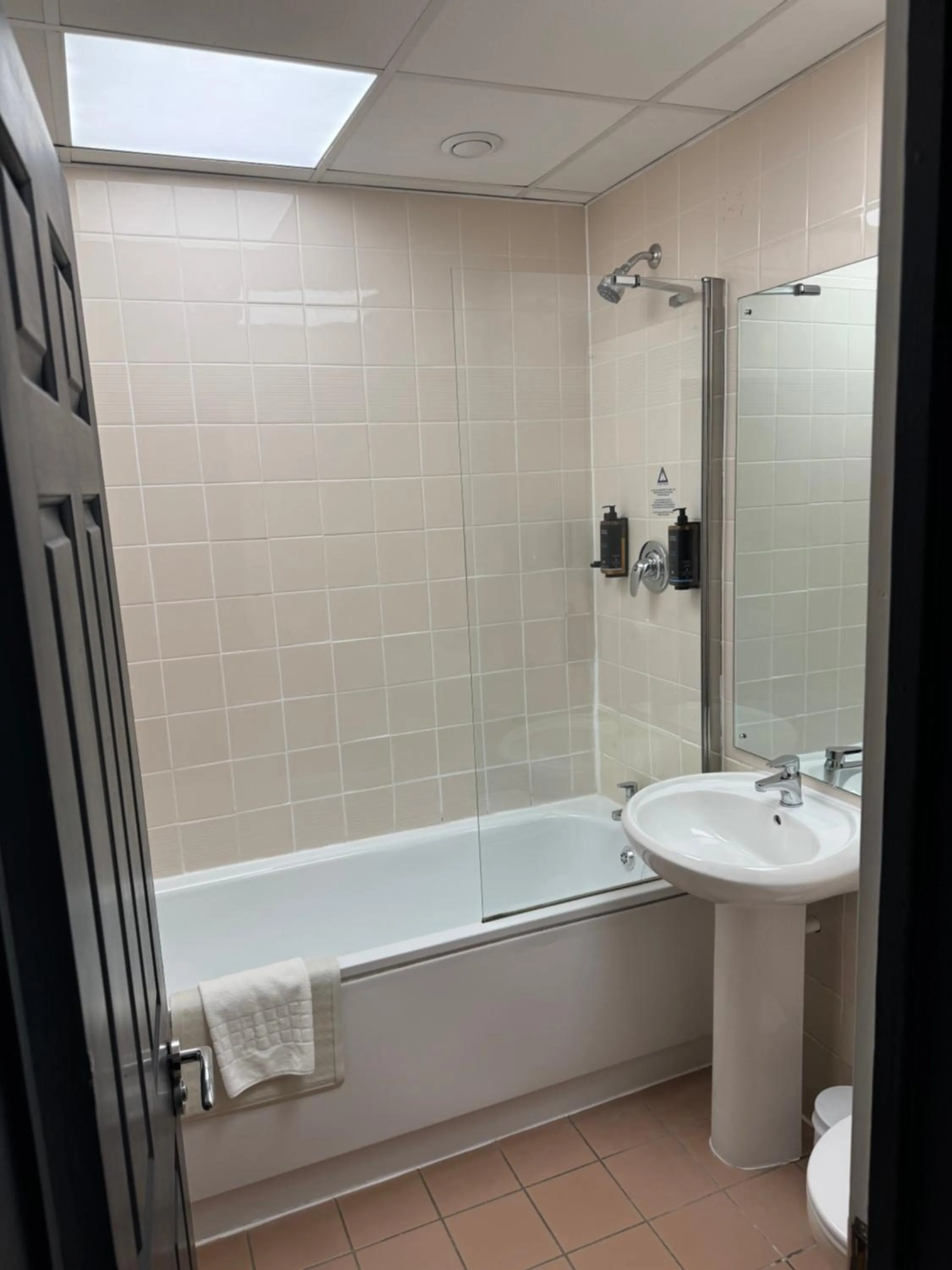 Bathroom in Mercure Hull Grange Park Hotel