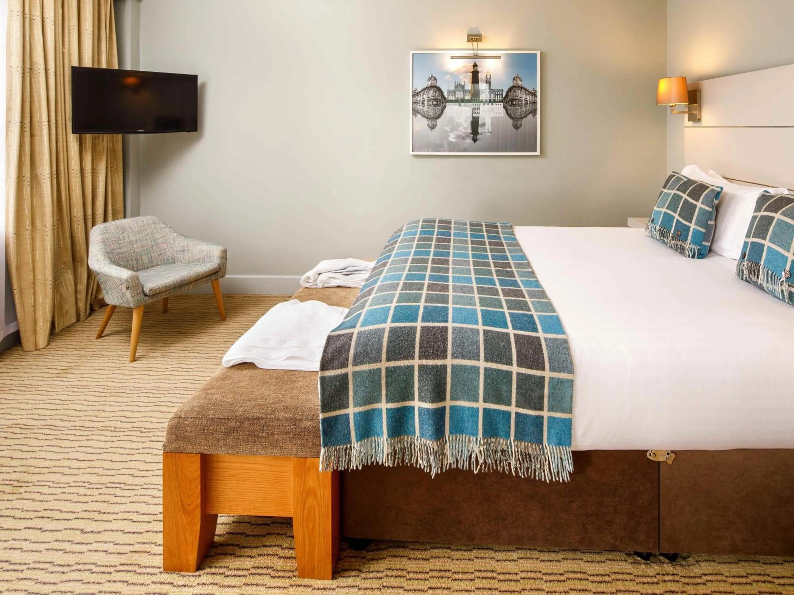 Bedroom, Bed in Mercure Hull Grange Park Hotel