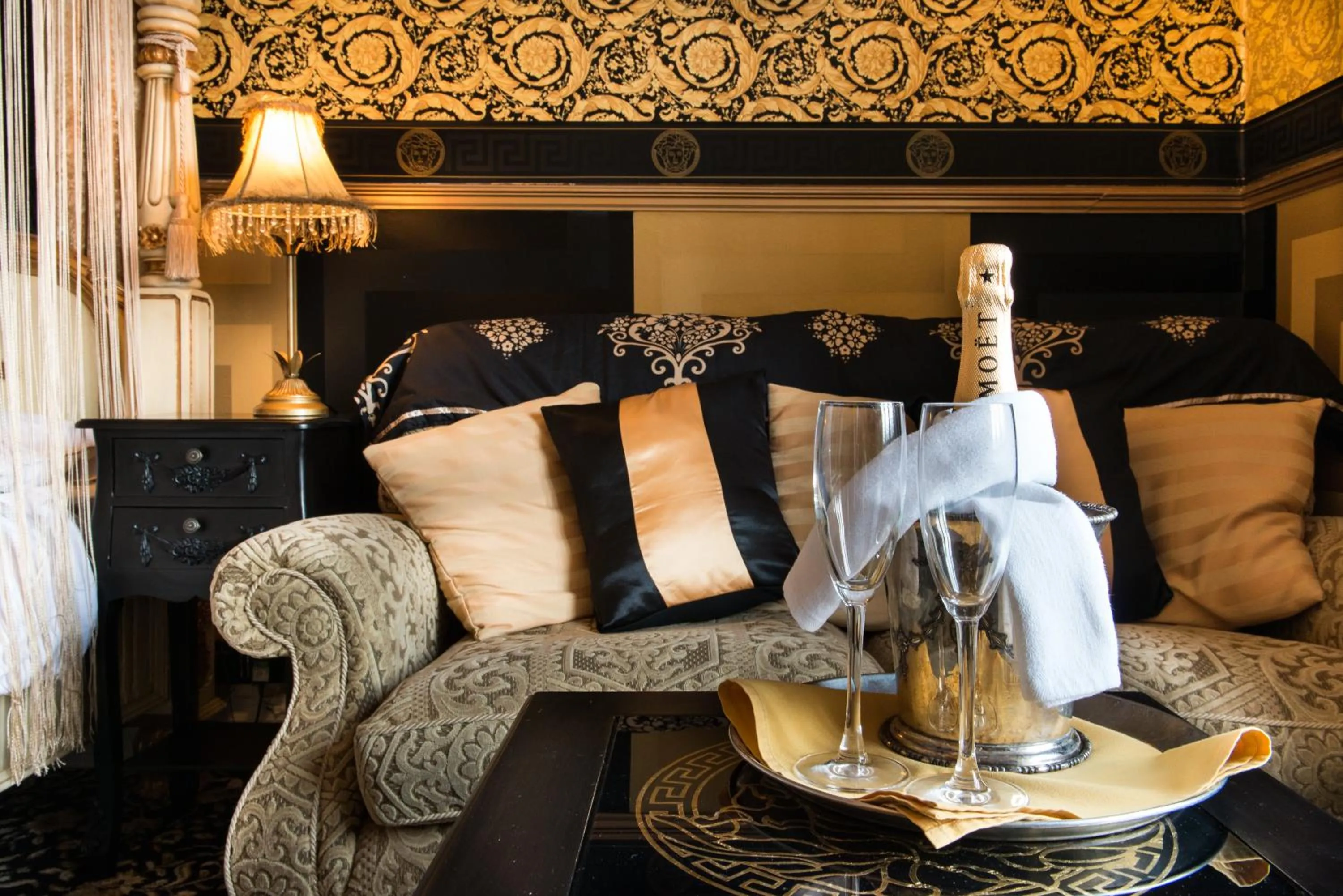 Living room in Maenan Abbey Hotel